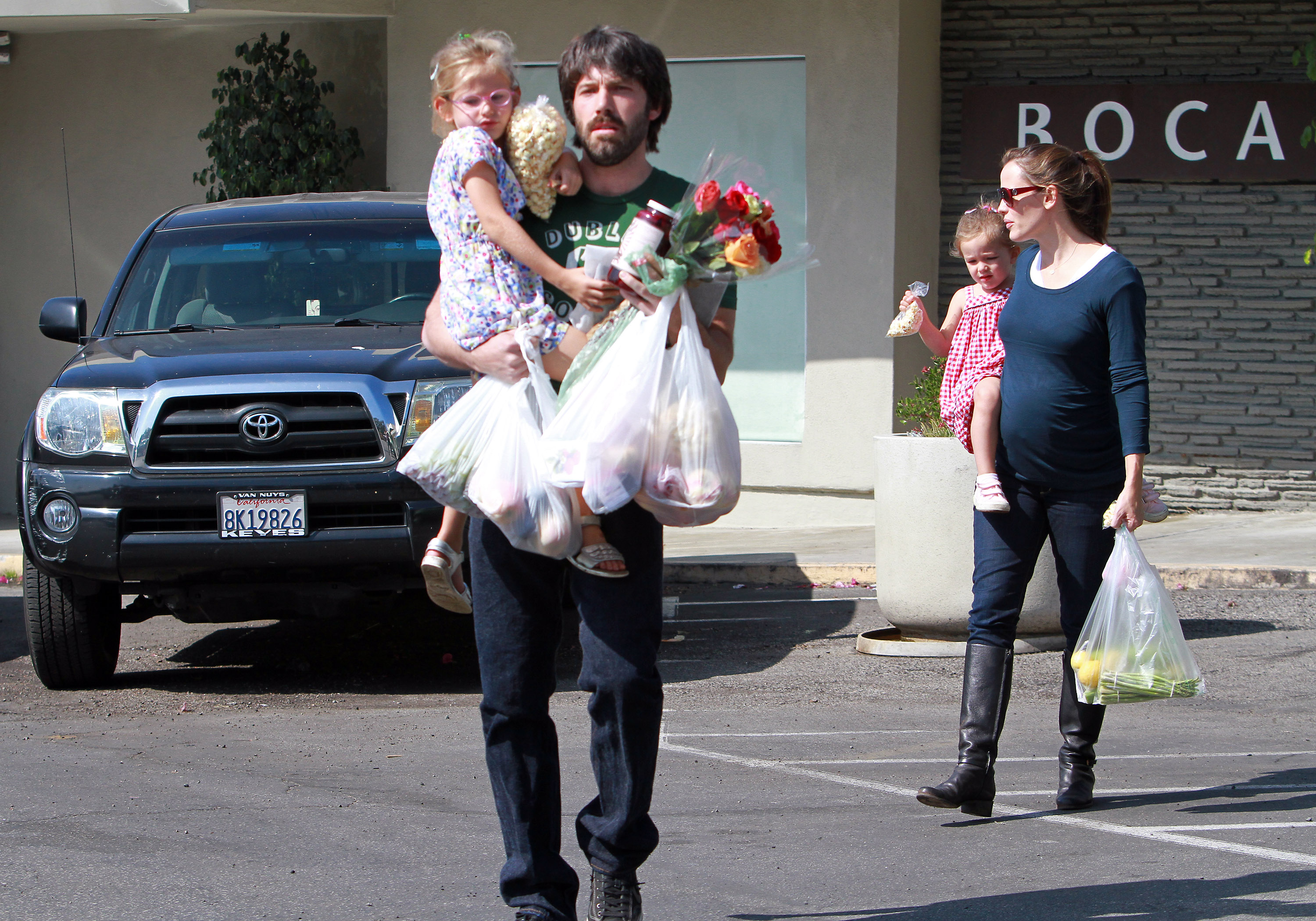 Violet Affleck, Ben Affleck, Jennifer Garner et Seraphina Affleck sont vus au marché fermier de Brentwood le 16 octobre 2011, à Los Angeles, en Californie. | Source : Getty Images