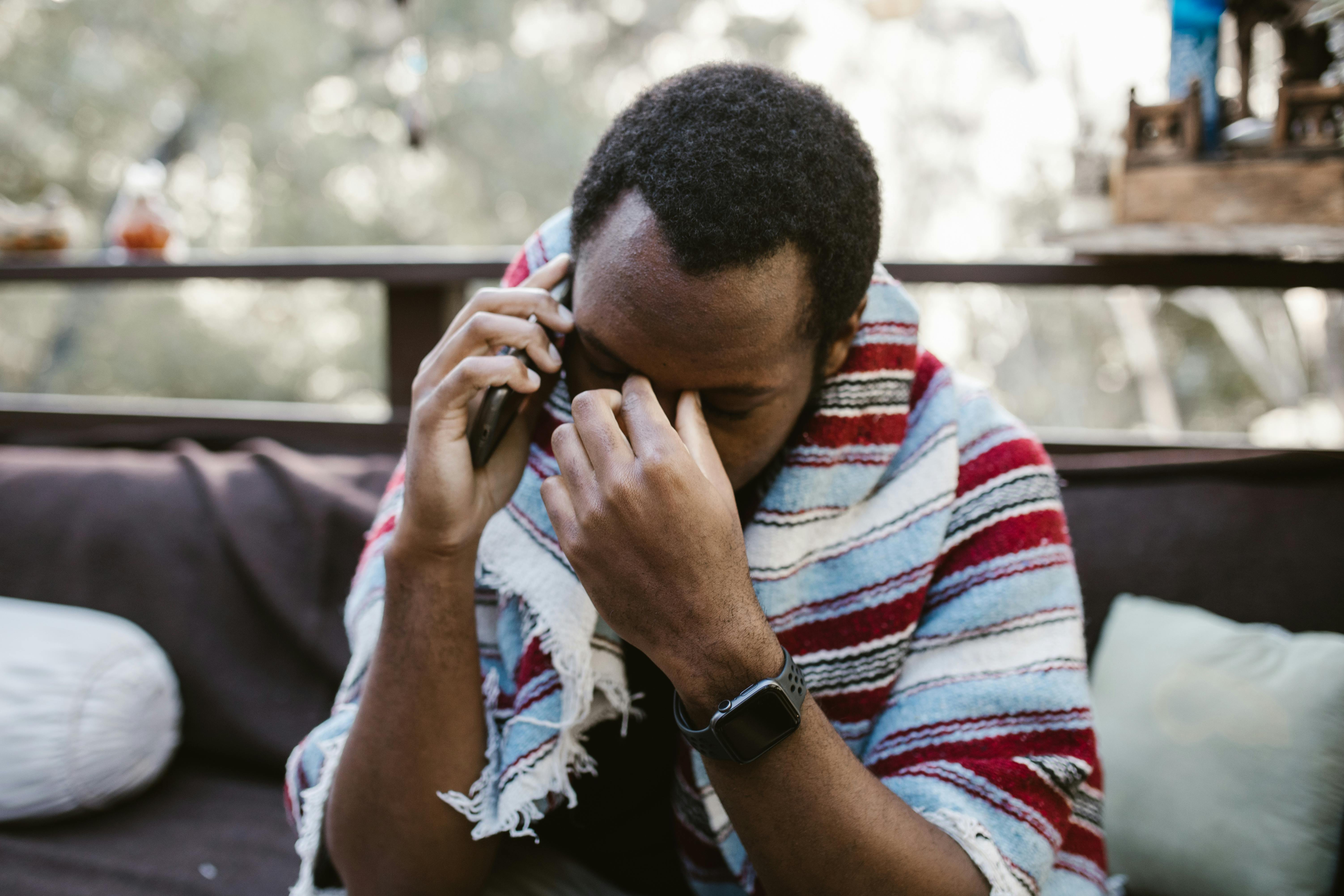 Un homme frustré en parlant au téléphone | Source : Pexels