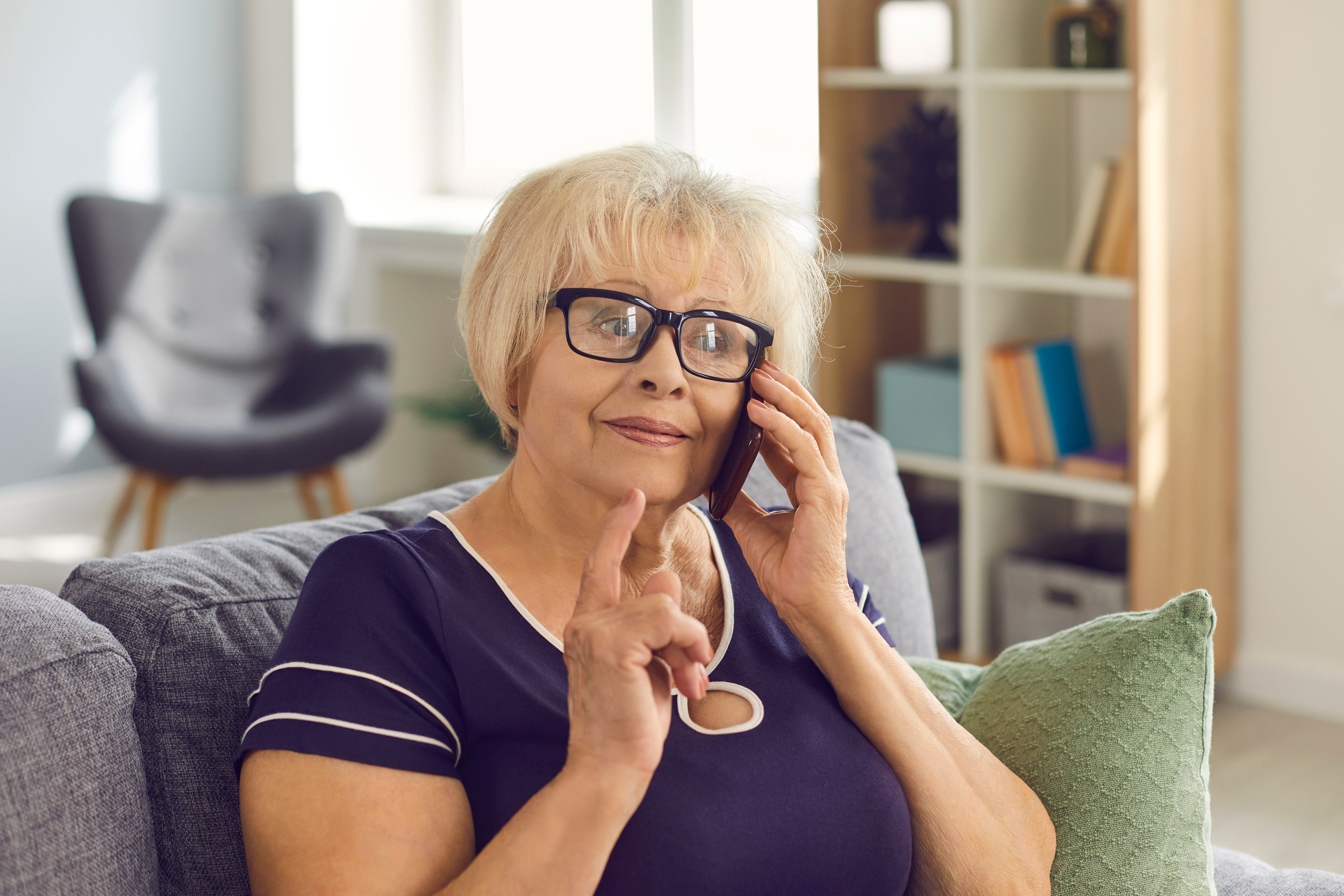 Uma mulher mais velha falando ao telefone | Fonte: Shutterstock