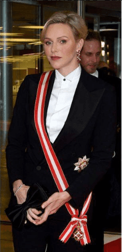 La princesse Charlène de Monaco ose le smoking noir. | Photo : Twitter/ParisMatch