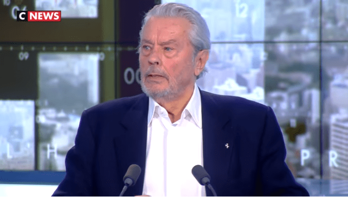 https://prnt.sc/nebaey  Alain Delon invité de Pascal Praud (L'Heure des Pros 2 du 18/04/2019) | Photo : Youtube/CNEWS