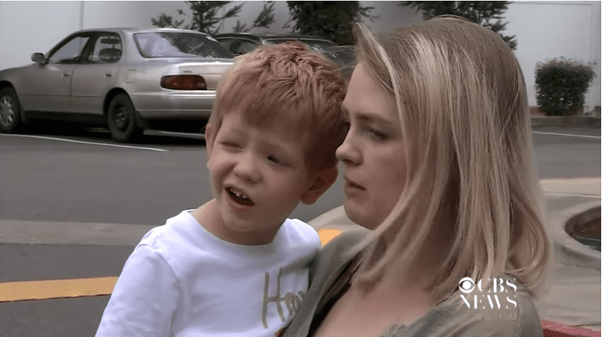 Jessi McCombs en train de porter son fils. | Photo : Youtube/MSNBC