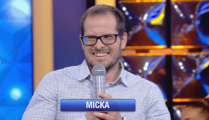 Mickaël (N'oubliez pas les paroles) sur le plateau de France 2 | Photo : Téléstar