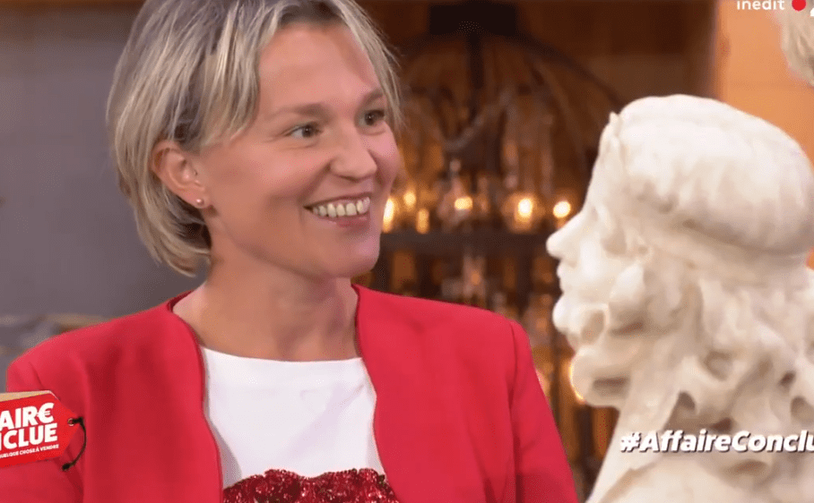 Une vendeuse discute avec Sophie Davant sur le plateau de France 2. | Photo : Vidéo/ Affaire conclue