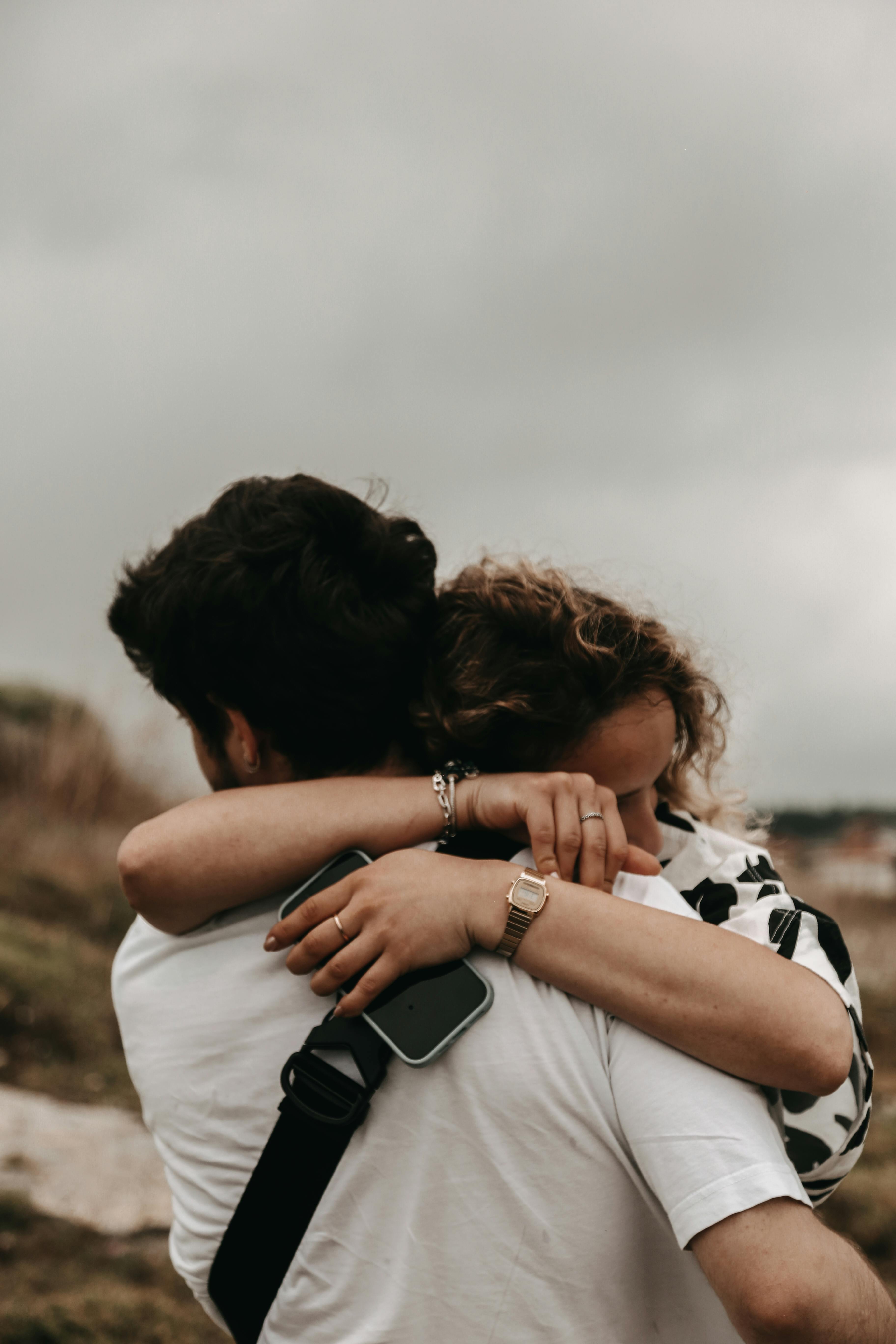 Un couple qui s'enlace | Source : Pexels