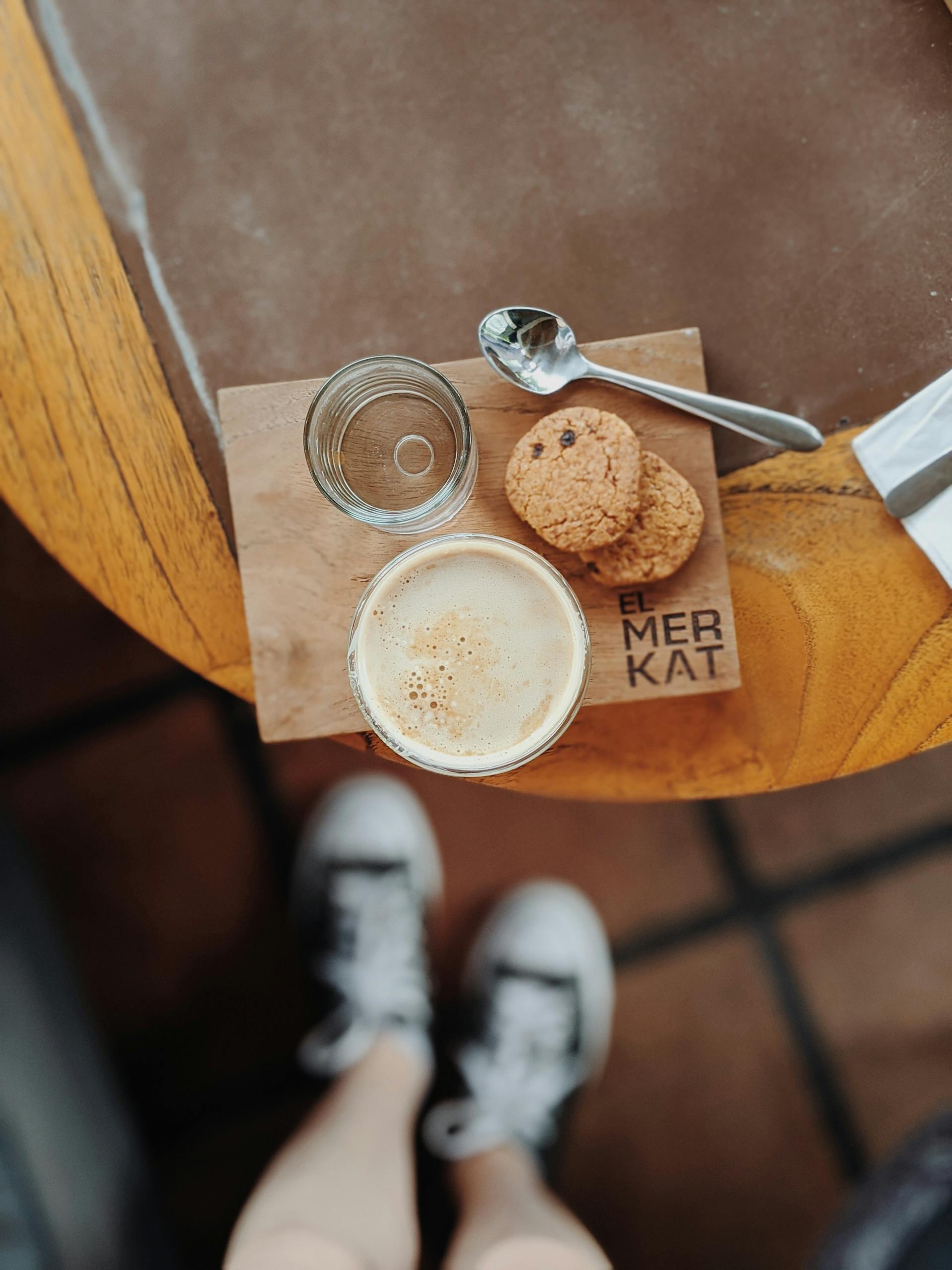 Café et biscuits sur une table | Source : Pexels