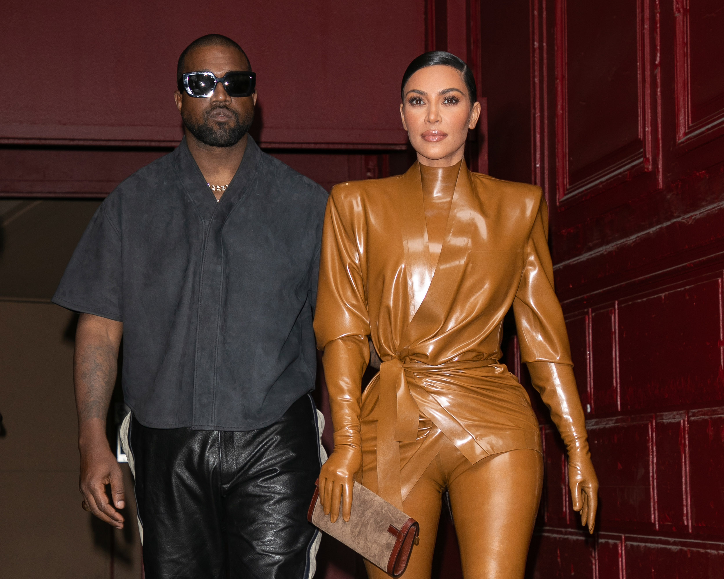 Kanye West et Kim Kardashian quittent le service dominical de K.West, le 1er mars 2020, à Paris, en France. | Source : Getty Images