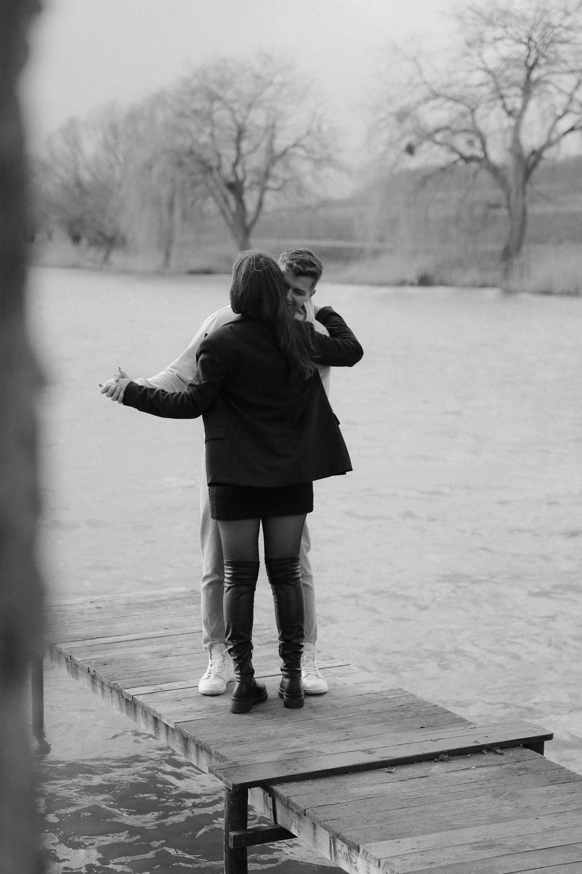 Une photo d'un couple qui danse sur une promenade | Source : Pexels