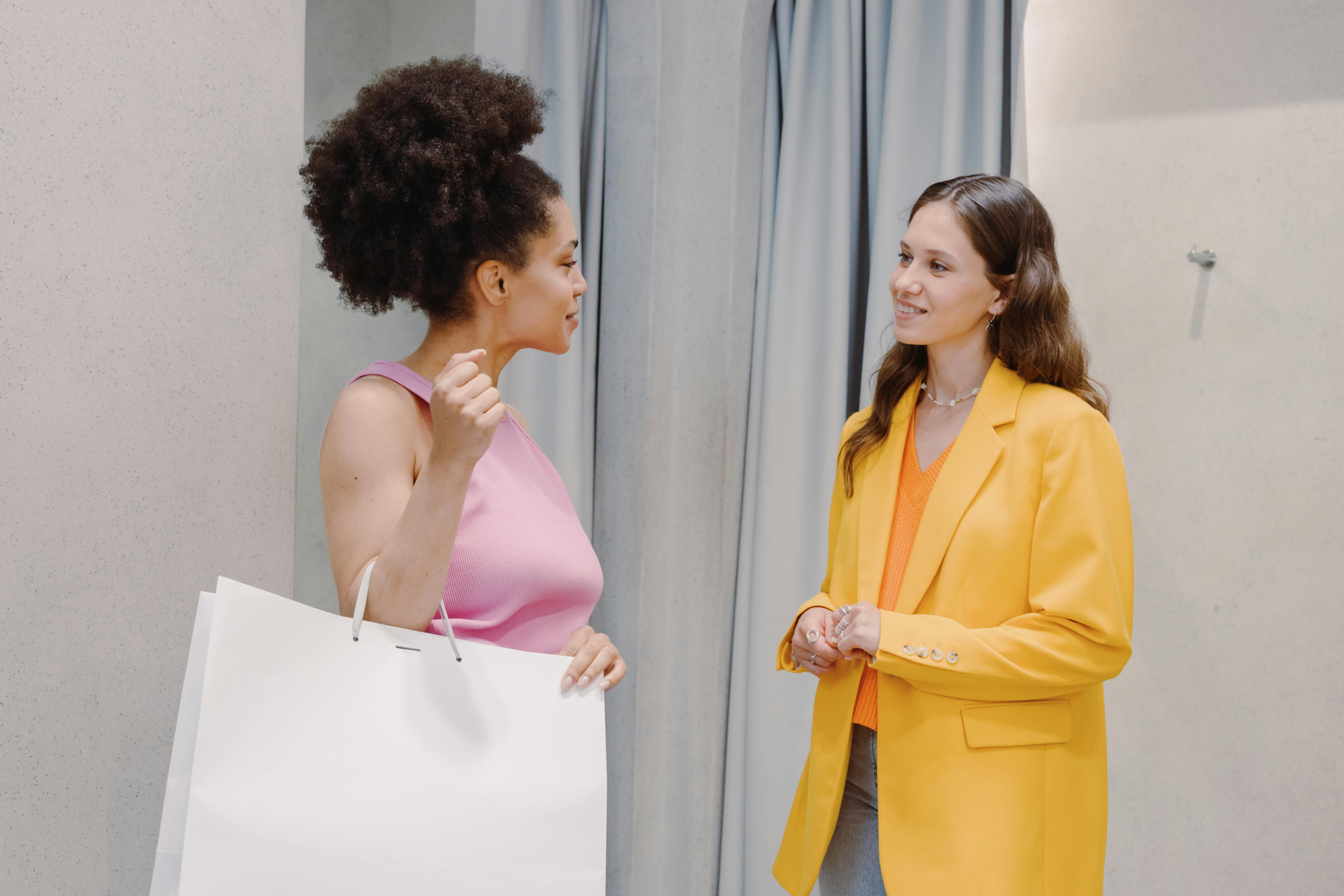 Deux femmes en train de parler | Source : Pexels