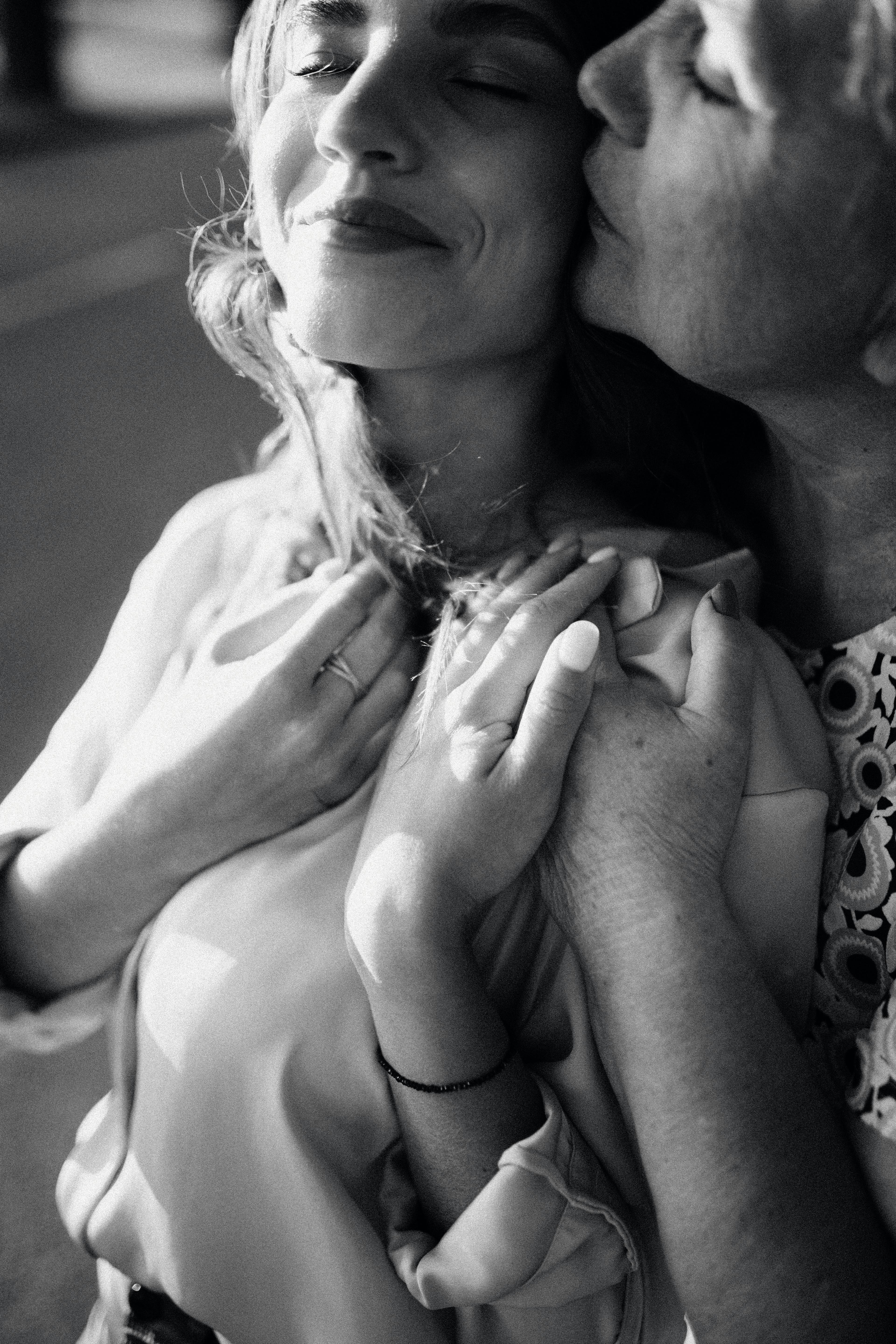 Une mère et sa fille se serrent dans les bras | Source : Pexels
