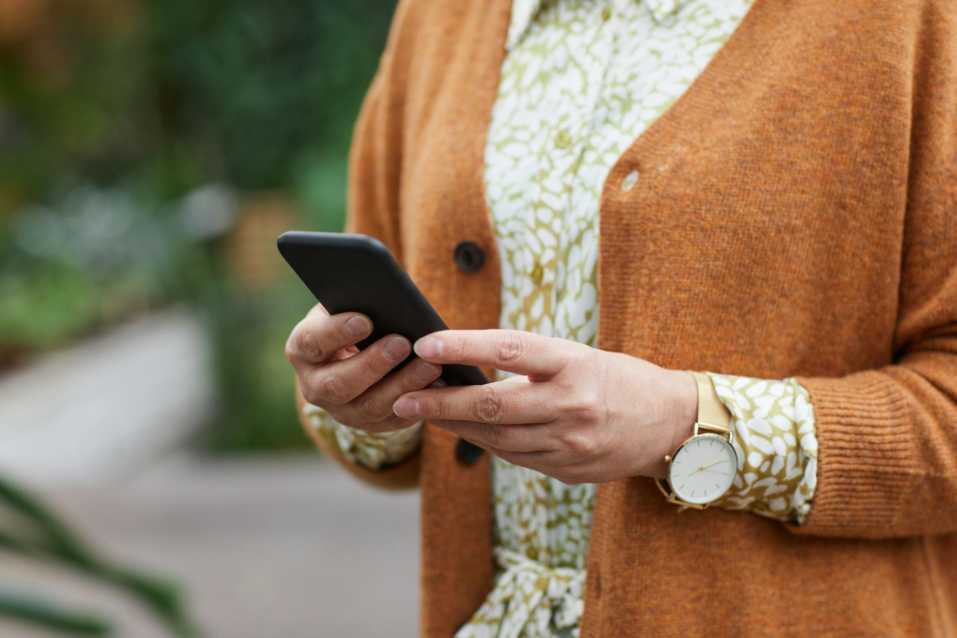 Gros plan sur une femme tenant son téléphone | Source : Pexels