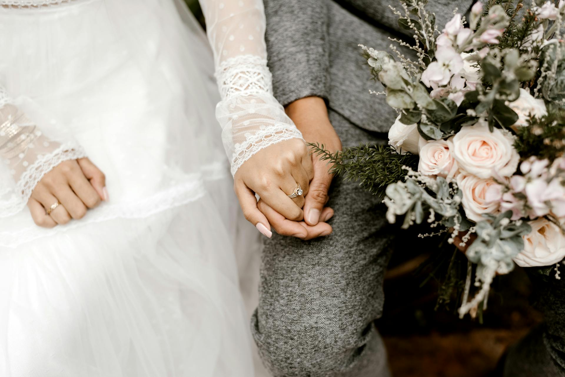 Une mariée et un marié se tenant par la main | Source : Pexels