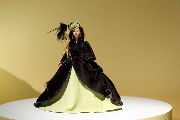 Une poupée Barbie habillée en Scarlett O'Hara dans Autant en emporte le vent.| Photo : Getty Images