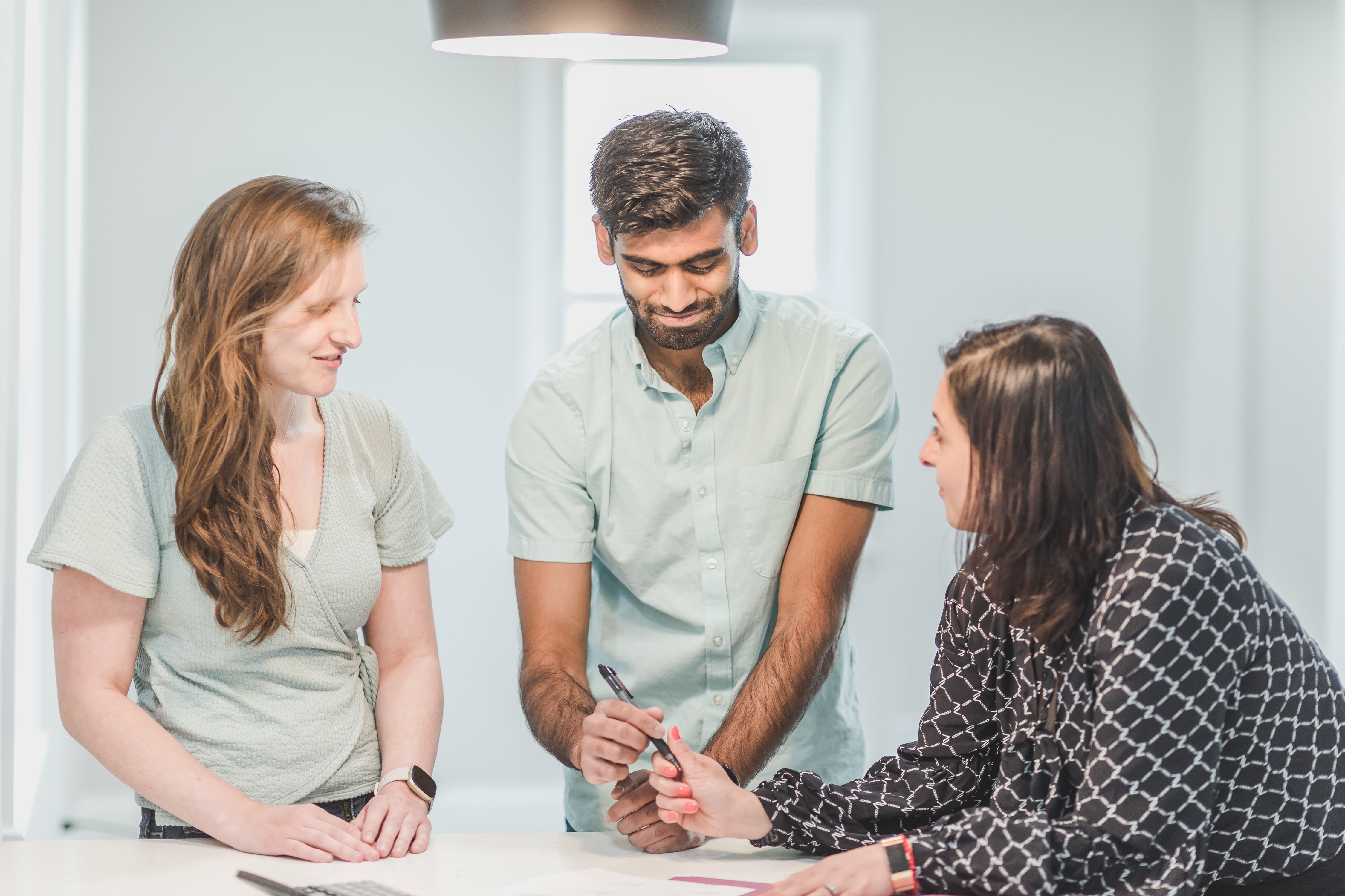 Un couple en train de conclure un accord avec une femme | Source : Pexels