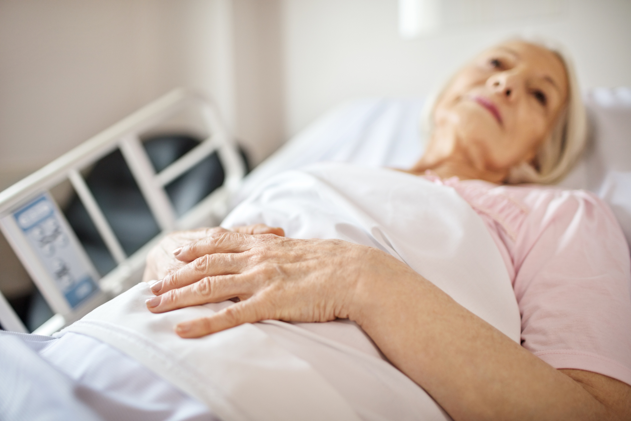Une femme âgée souffrante à l'hôpital | Source : Getty Images