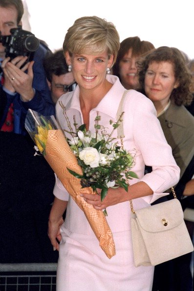La princesse Diana assiste aux "Gold Awards" au Savoy en 1997. | Photo: Getty Images