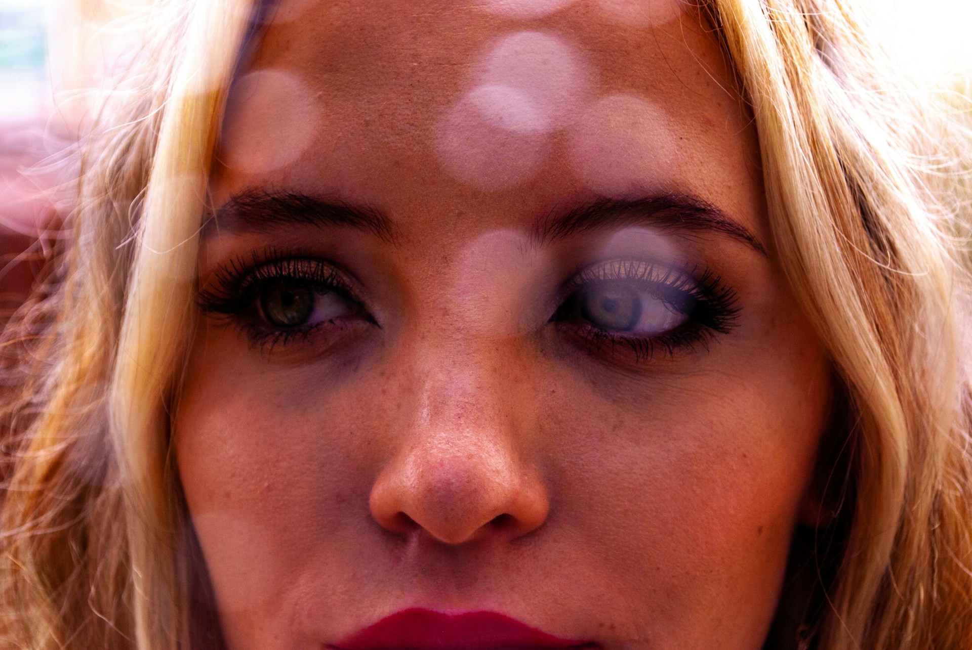 Une femme jette un coup d'œil anxieux d'un côté | Source : Unsplash