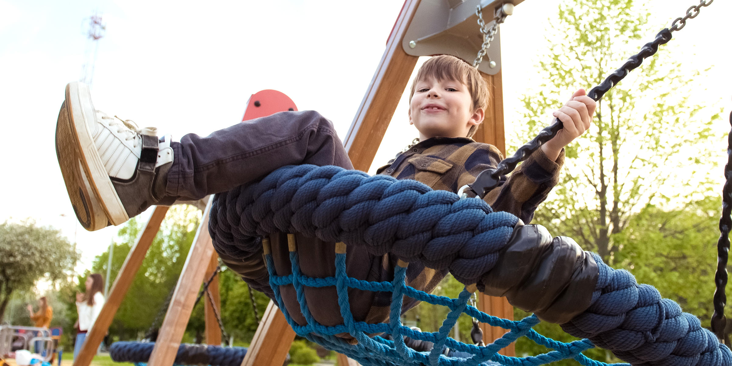 Un petit garçon sur une balançoire | Source : Shutterstock