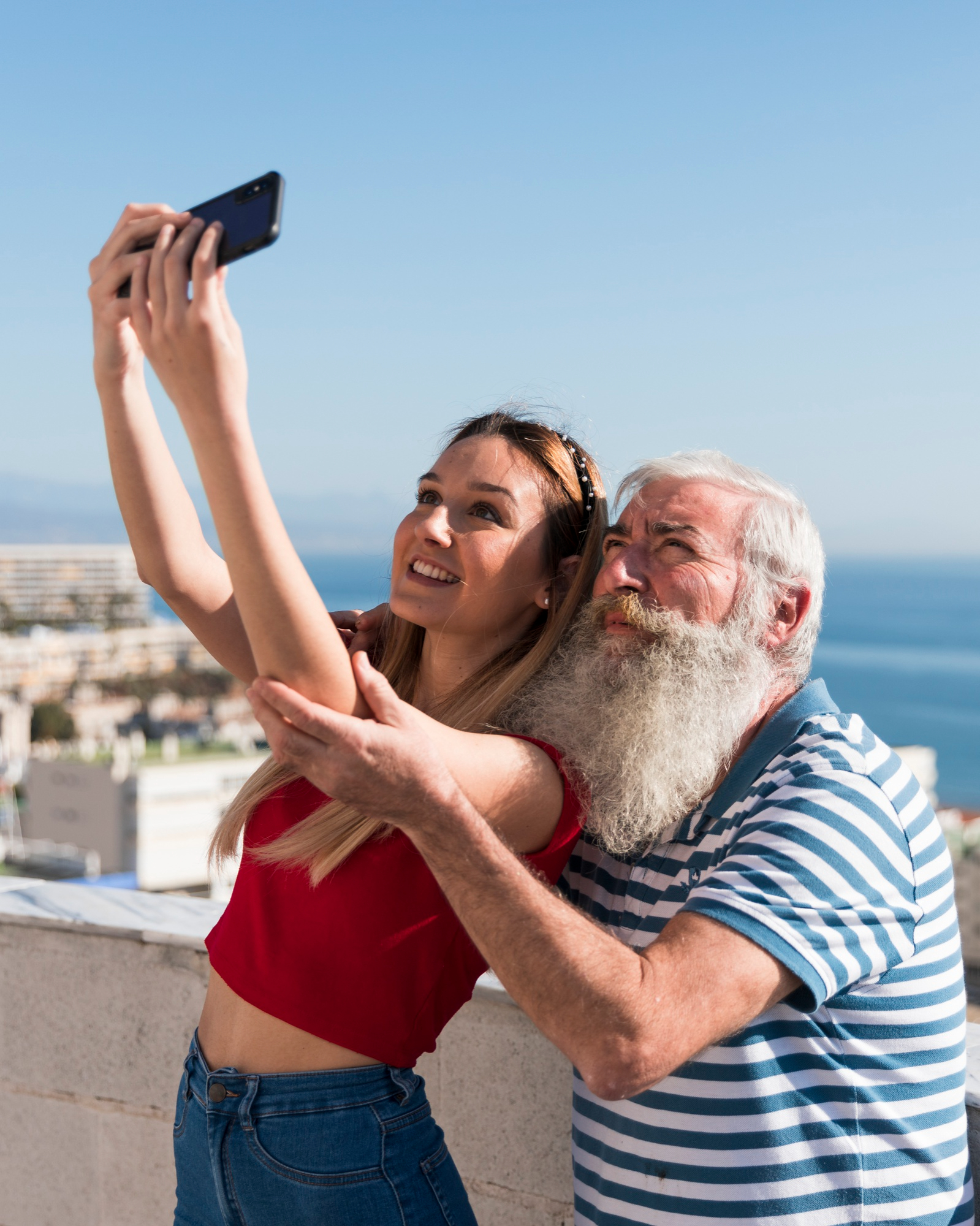 Un homme plus âgé qui prend un selfie avec une jeune fille | Source : Freepik