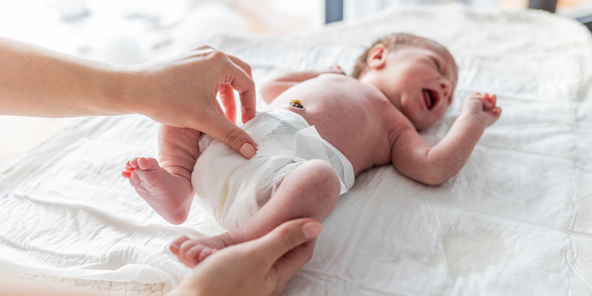 Une personne changeant la couche d'un bébé | Source : Shutterstock
