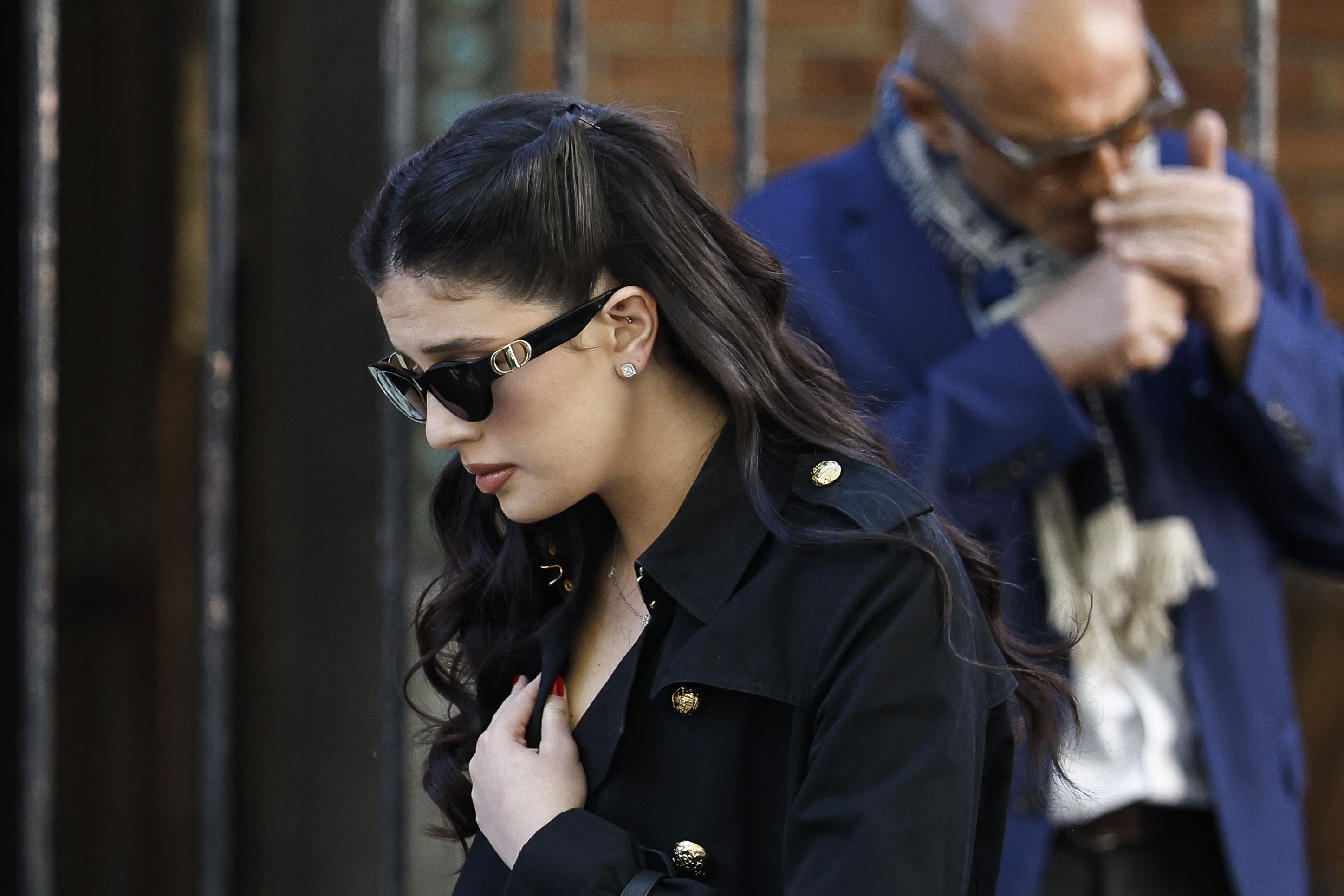 Cylia Chasman, la fille de Nadia Fares, arrive pour assister aux funérailles de sa mère à l'église Saint-Jean-de-Montmartre à Paris, le 24 avril 2026. Nadia Fares est décédée le 17 avril 2026, à l'âge de 57 ans, après avoir été retrouvée inconsciente dans une piscine à Paris et avoir passé plusieurs jours dans le coma I Source : Getty Images