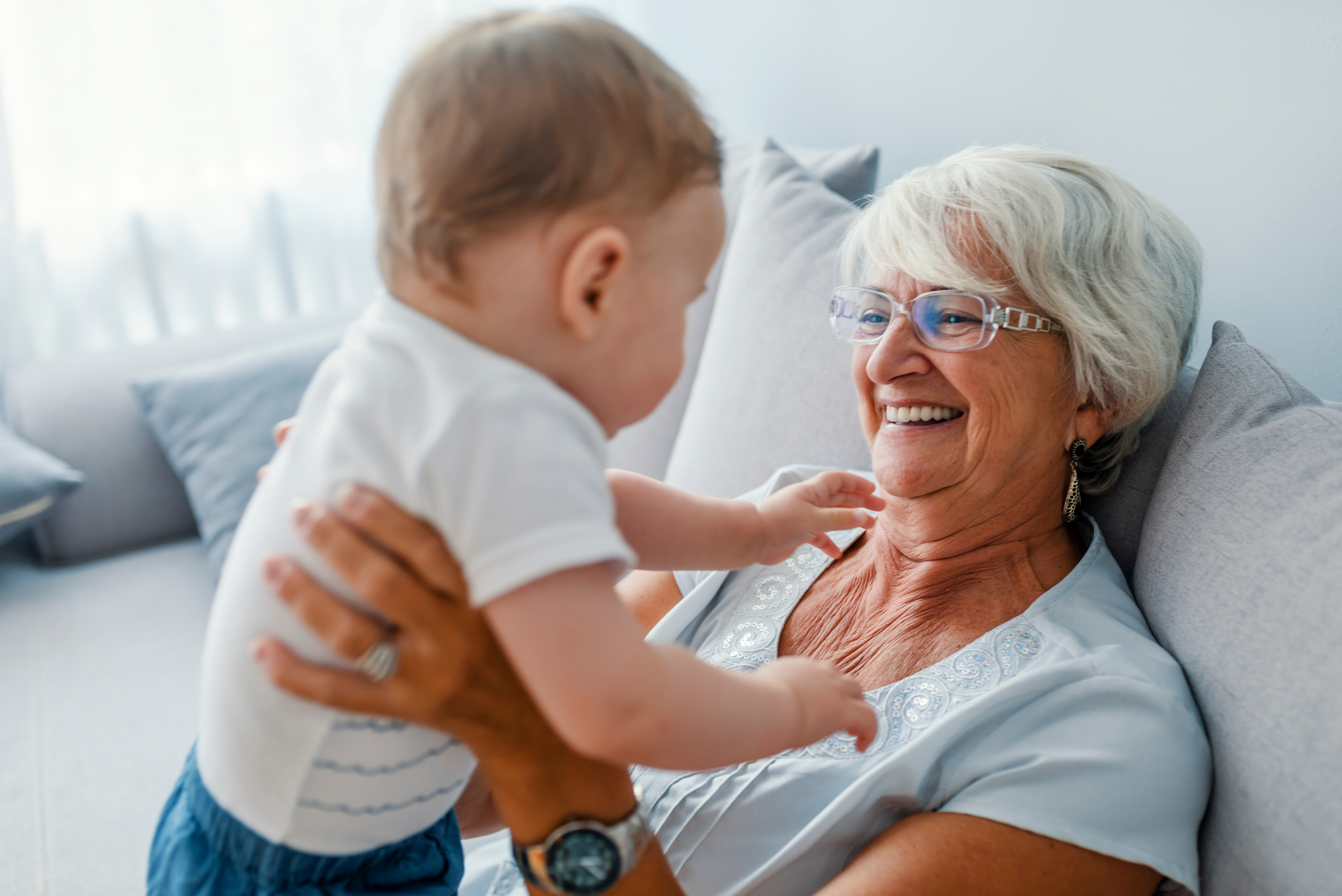 Une grand-mère qui sourit en tenant un bébé | Source : Shutterstock