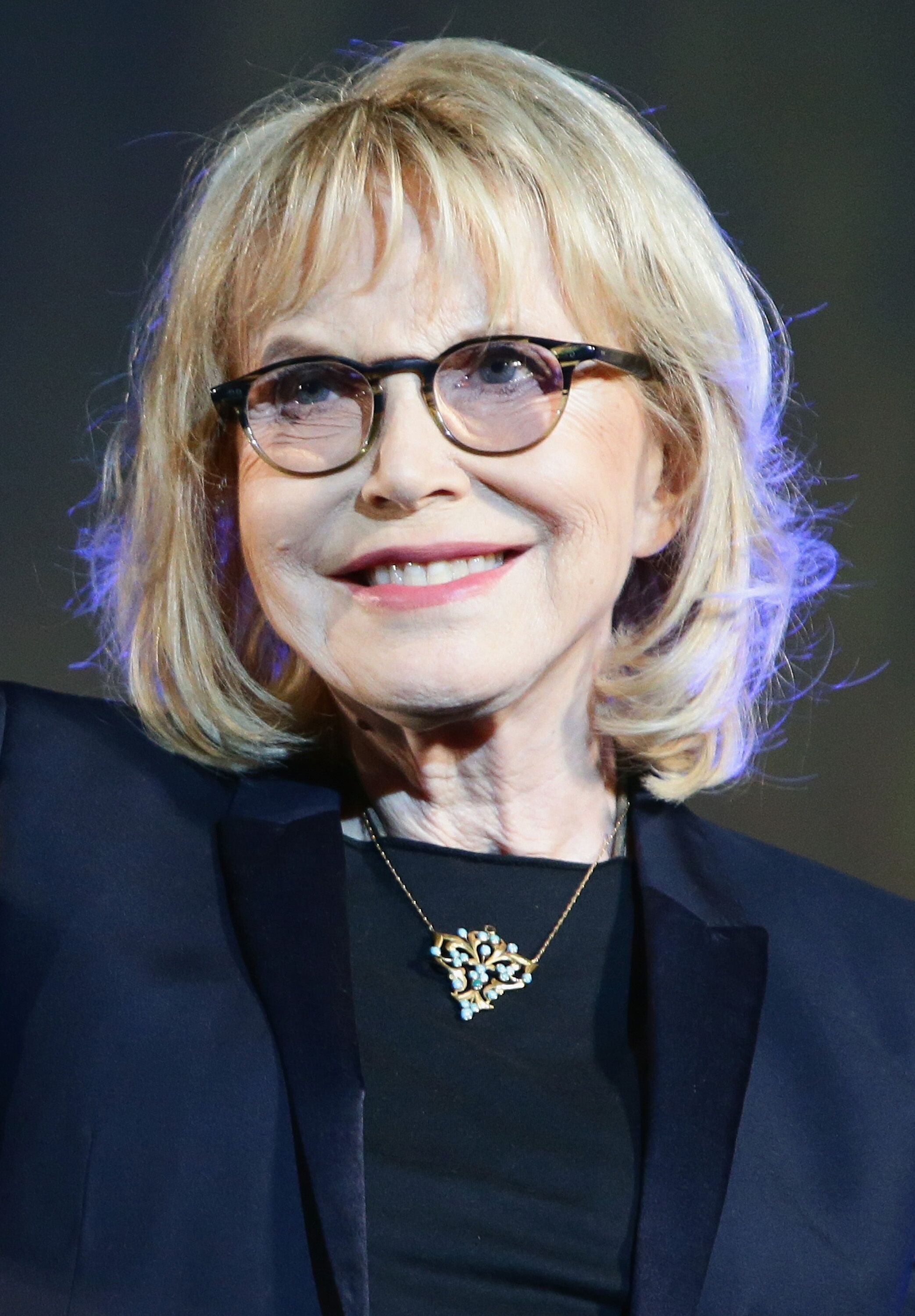 L'actrice Bulle Ogier reçoit le prix Pardo alla Carriera le 10 août 2015 à Locarno, en Suisse. | Photo : Getty Images