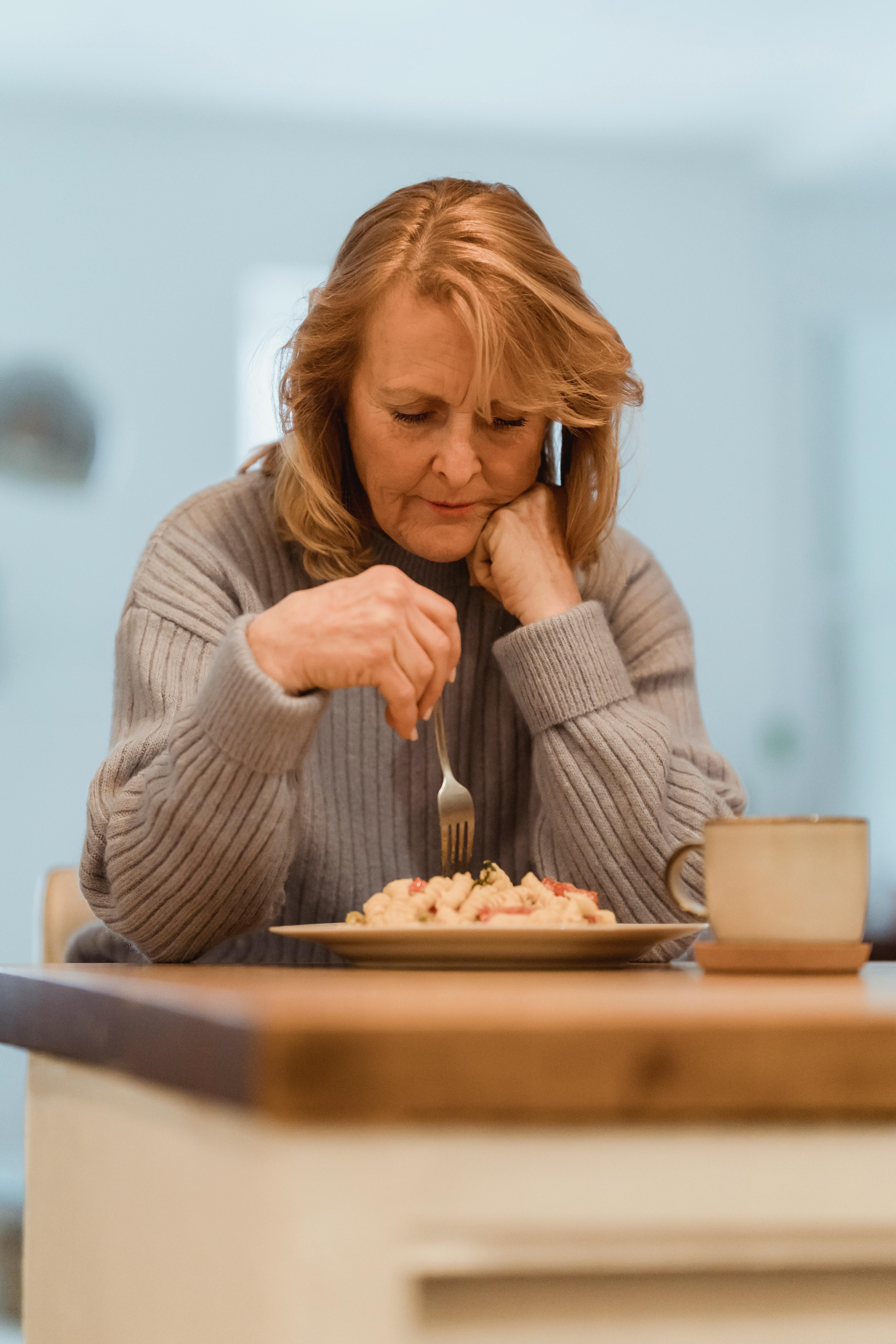 Une femme agacée assise dans la salle à manger | Source : Pexels