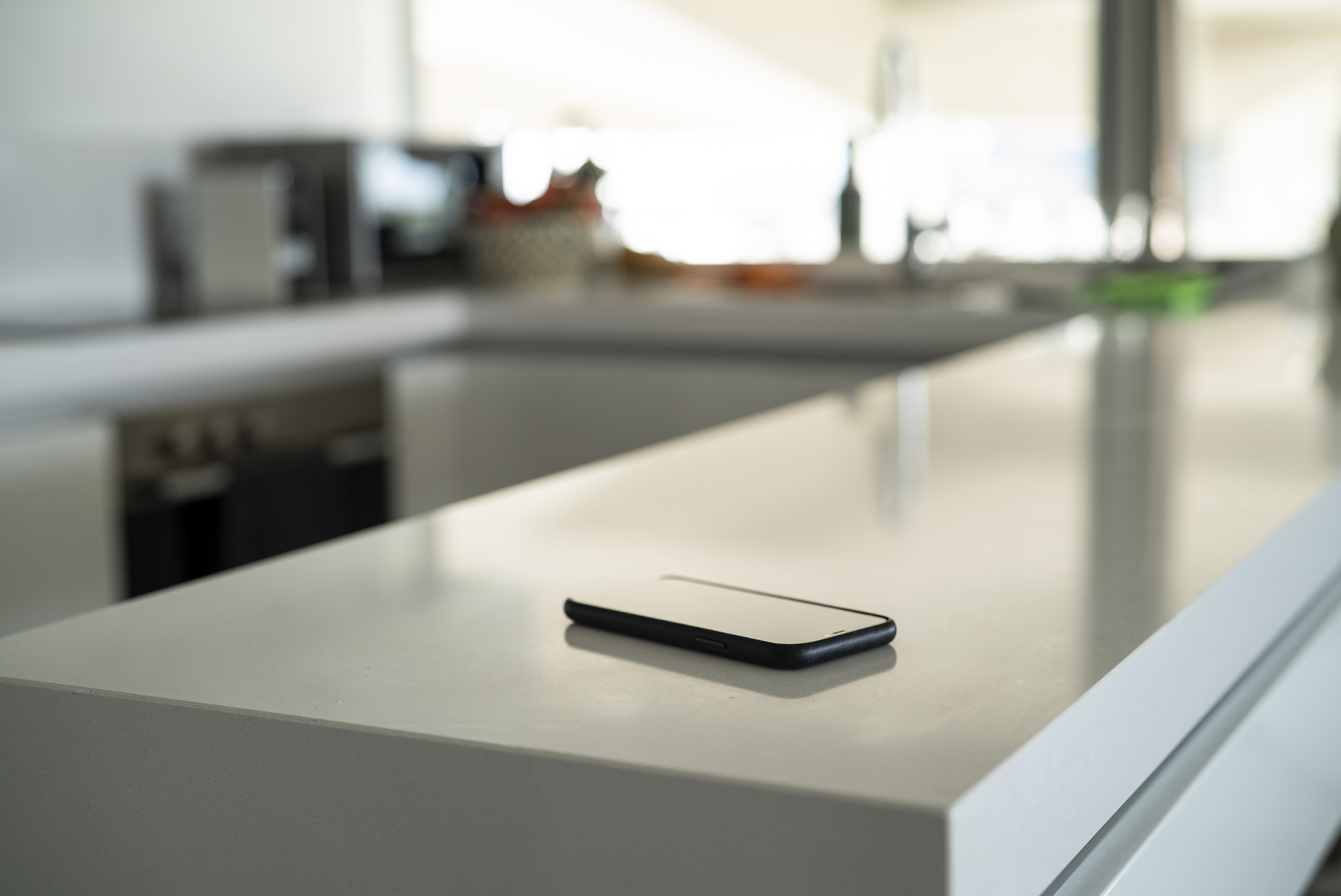Un smartphone sur le comptoir de la cuisine | Source : Getty Images