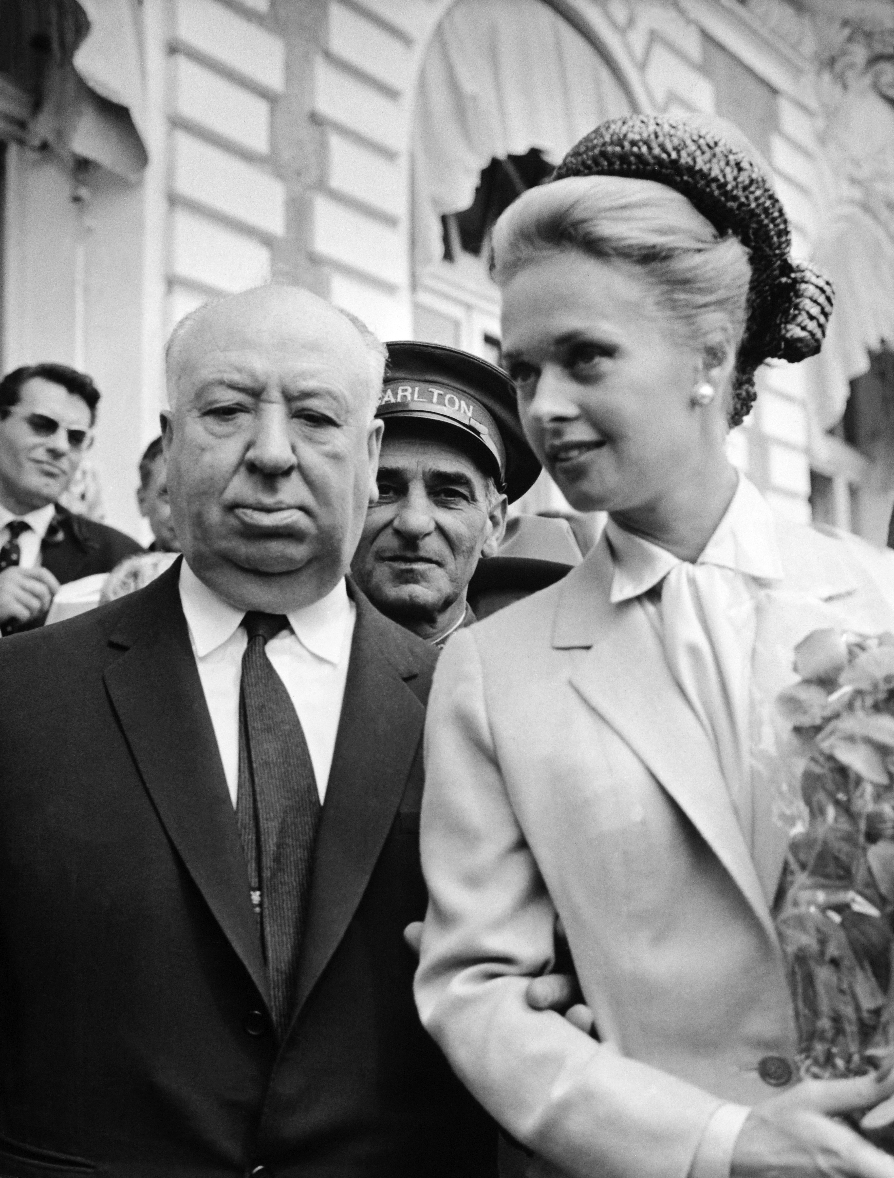 Alfred Hitchcock et Tippi Hedren devant l'hôtel Carlton en mai 1963. | Source : Getty Images