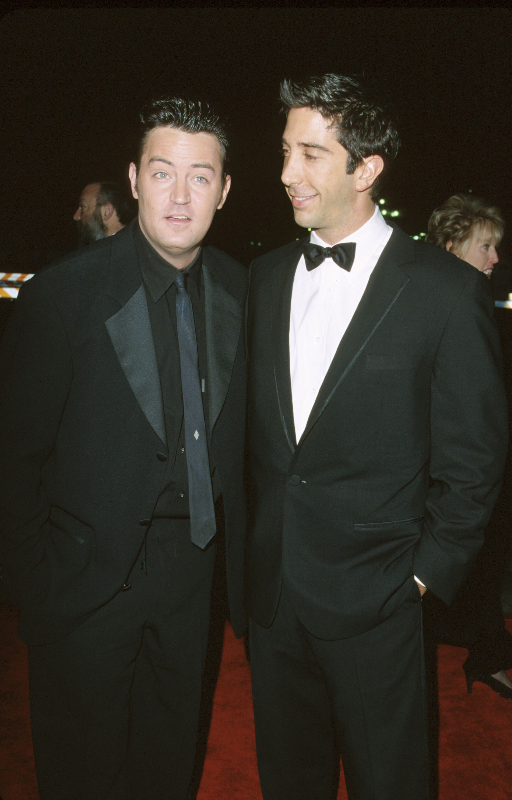 Matthew Perry et David Schwimmer au 26e People's Choice Award annuel à Pasadena, en Californie, en 2000 | Source : Getty Images