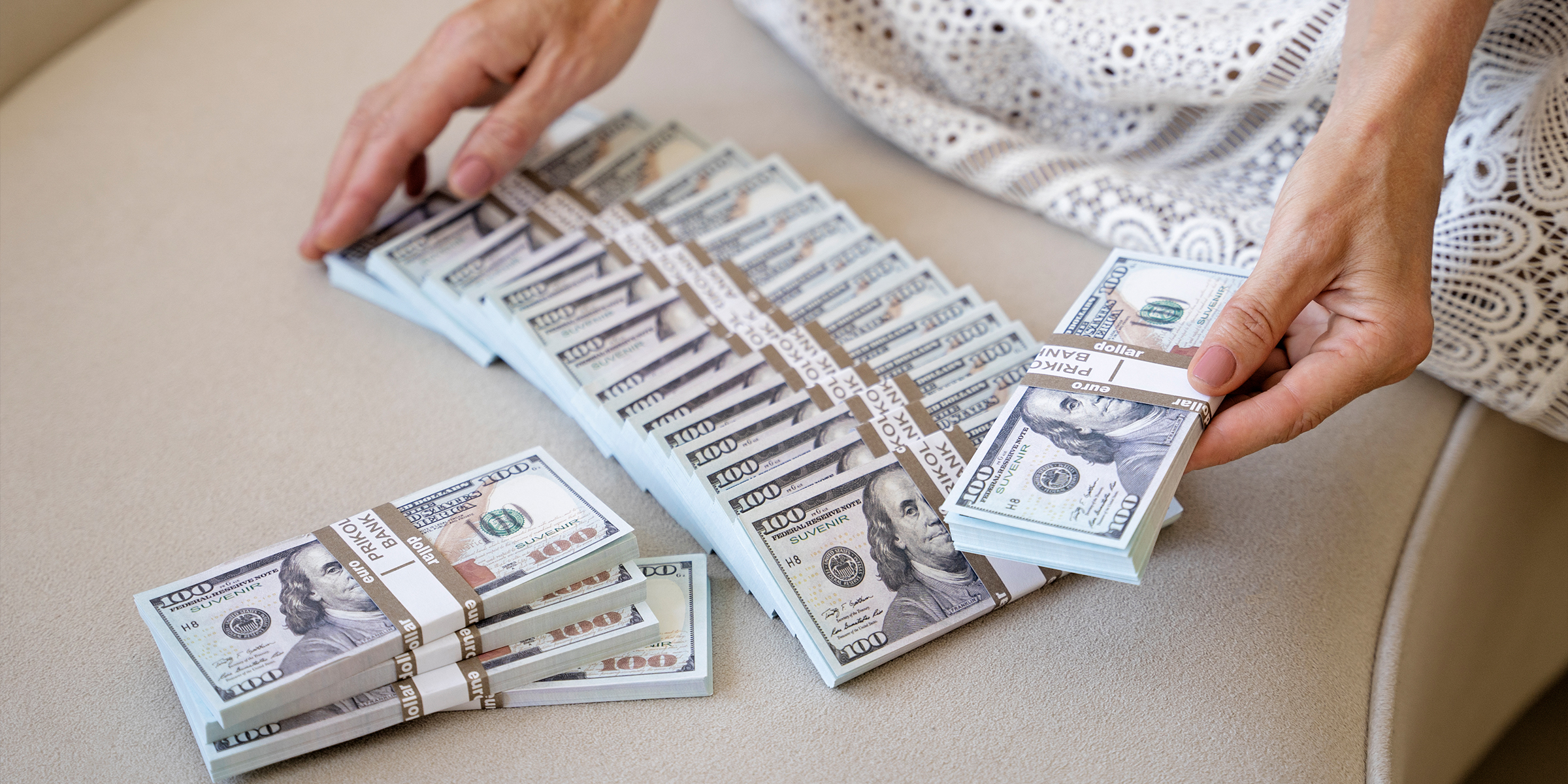 Une personne avec des liasses de billets | Source : Freepic