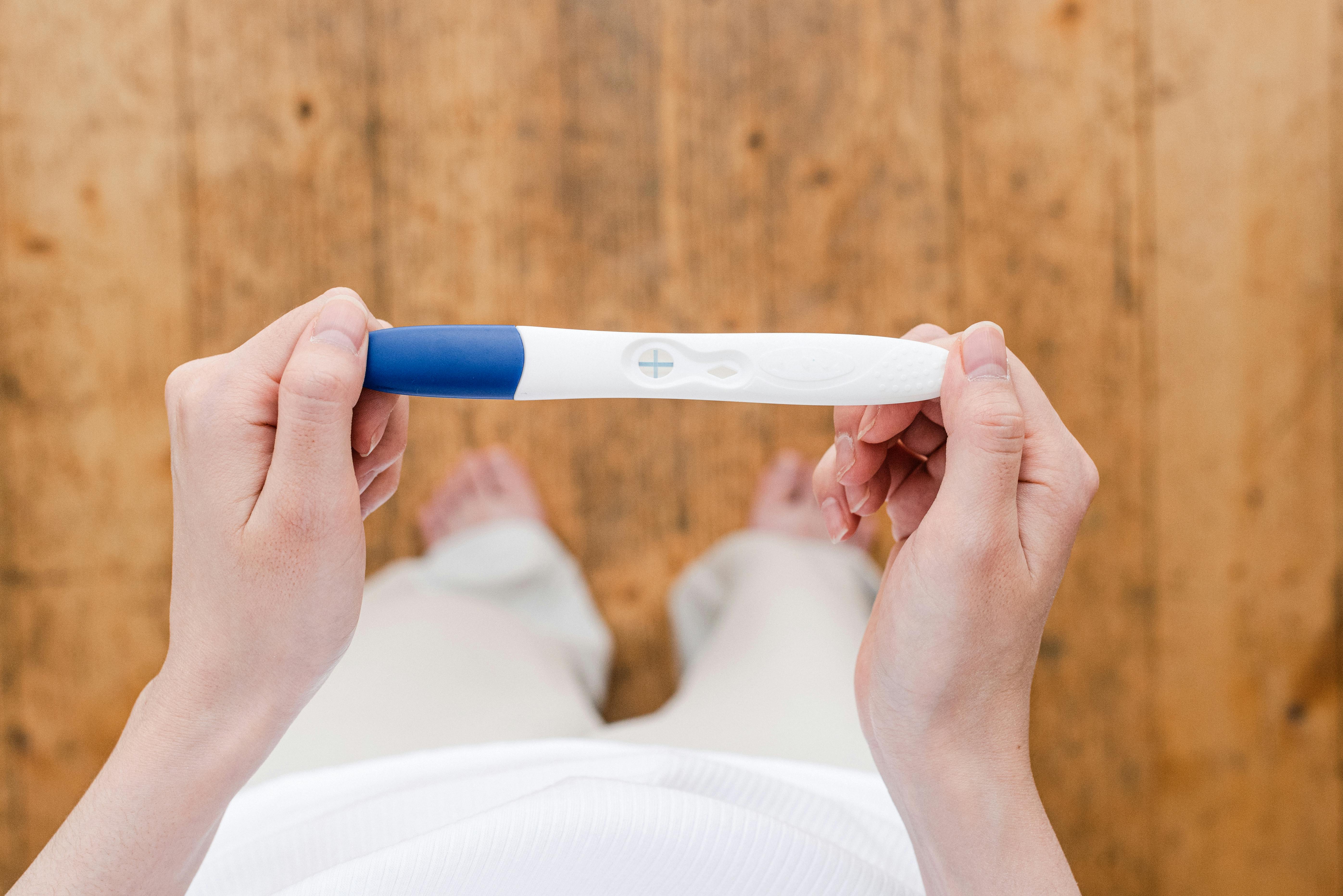 Une femme tenant un test de grossesse positif | Source : Pexels