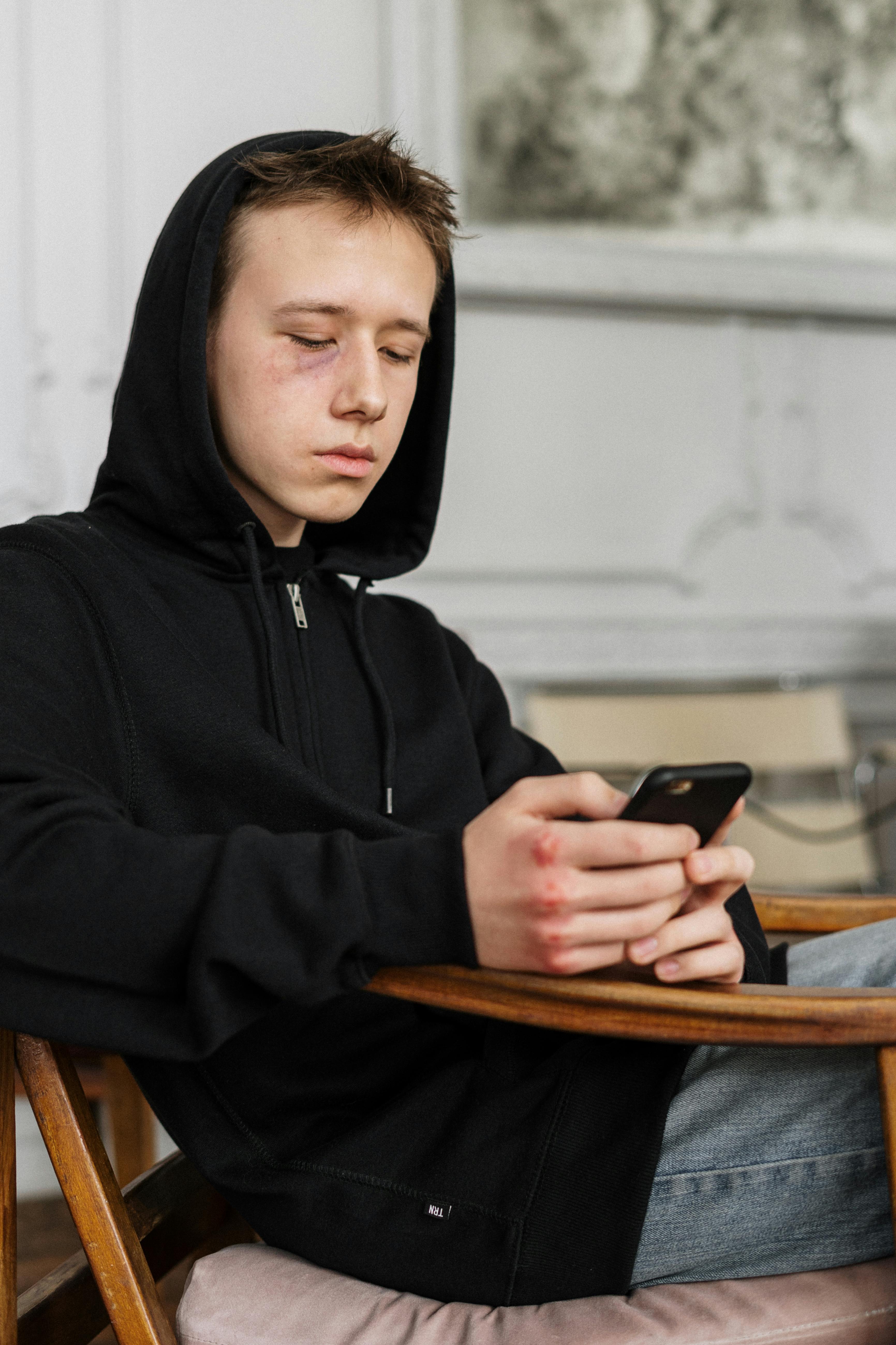 A boy on his phone | Source: Pexels