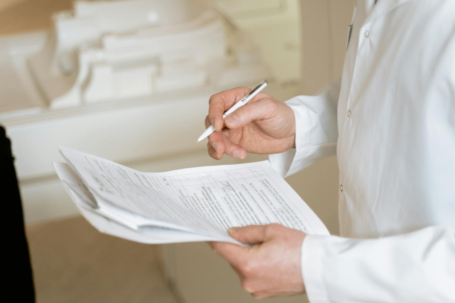 Un médecin tenant un rapport de test | Source : Pexels