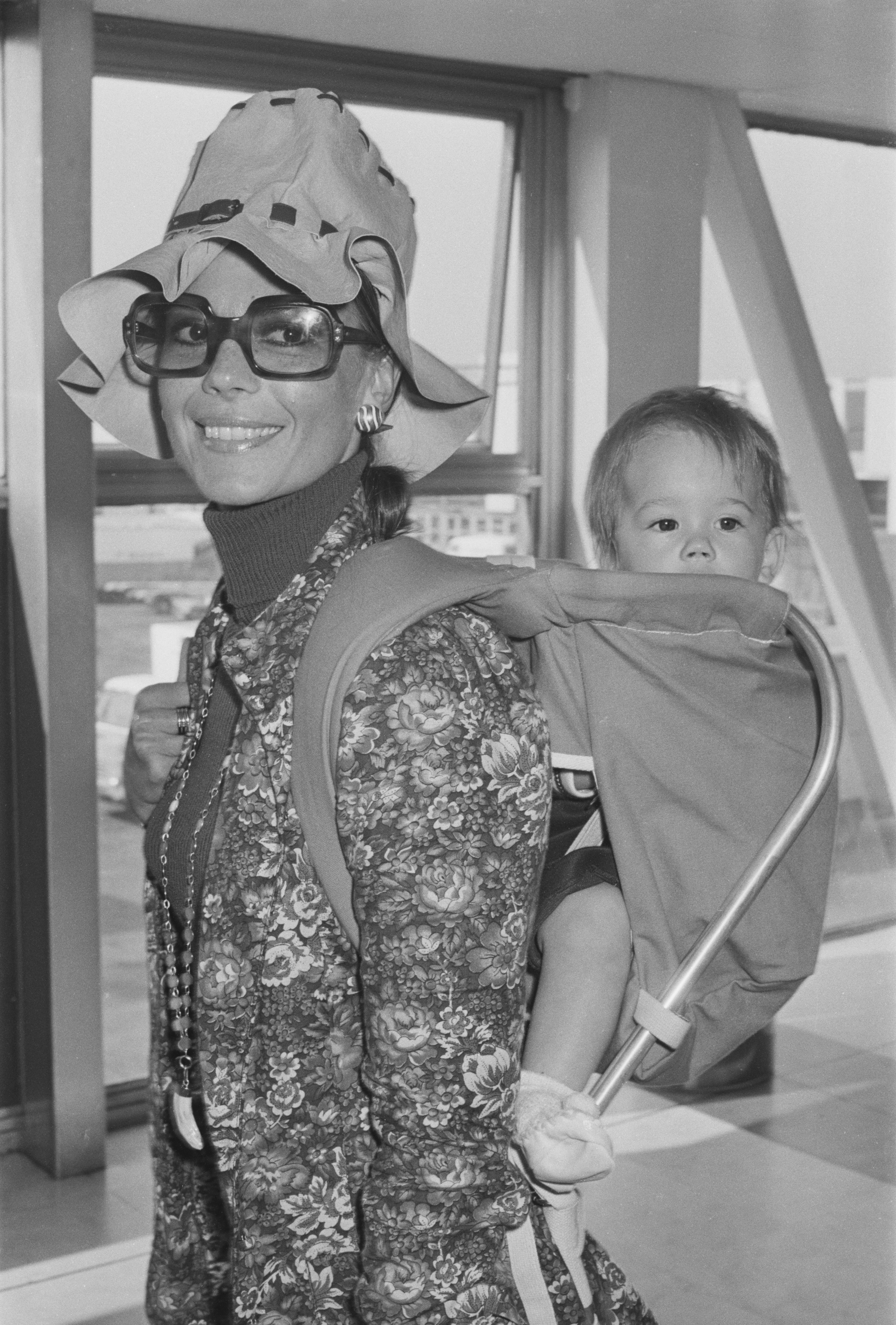 Natalie Wood et Natasha Gregson Wagner à Londres, Royaume-Uni, le 21 septembre 1971 | Source : Getty Images