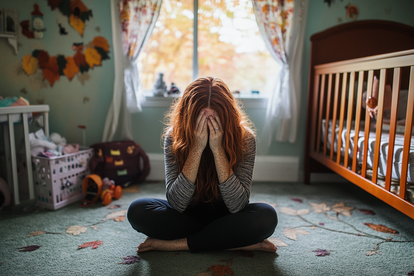 Une femme qui pleure dans une chambre d'enfant | Source : Midjourney