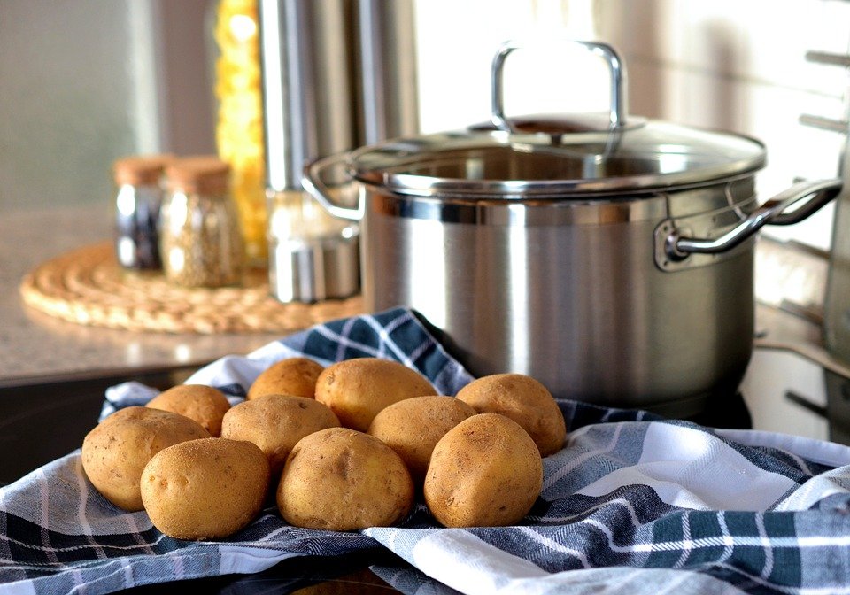 Pommes de terre et un casserole. | Photo : Pixabay