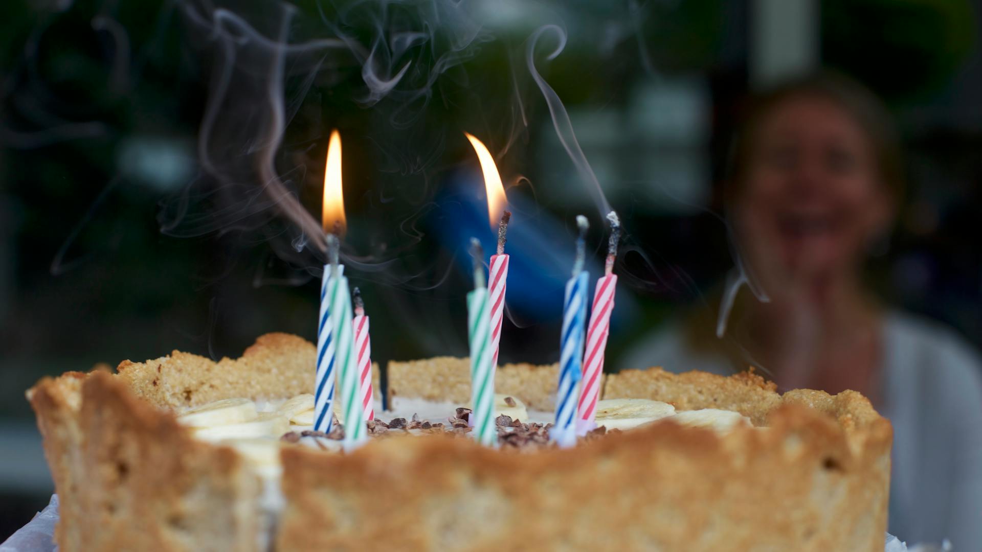 Bougies allumées sur un gâteau d'anniversaire | Source : Pexels