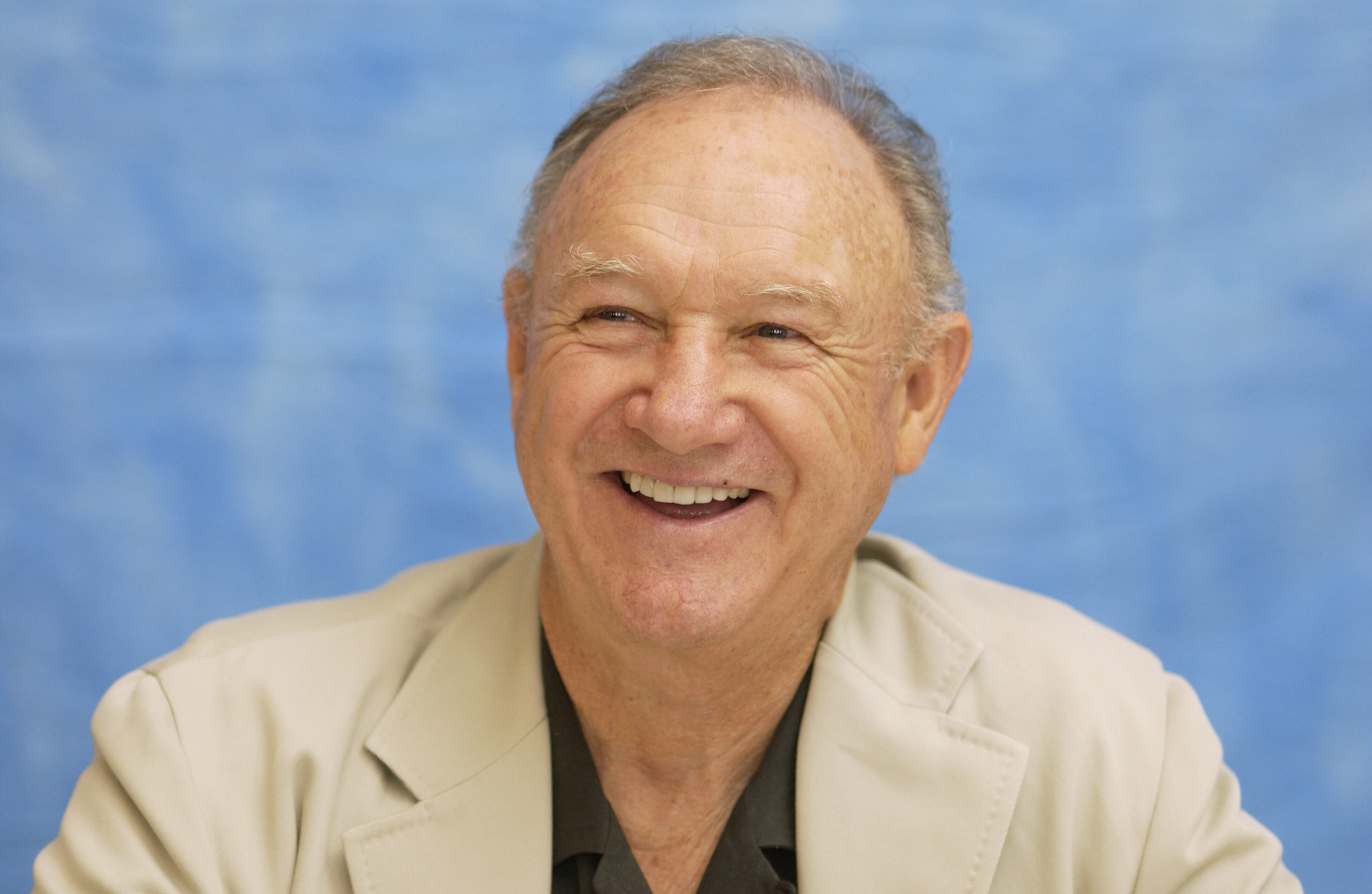 Gene Hackman lors de la conférence de presse du jury de Runaway à la Nouvelle-Orléans, Louisiane, États-Unis, le 19 septembre 2003 | Source : Getty Images