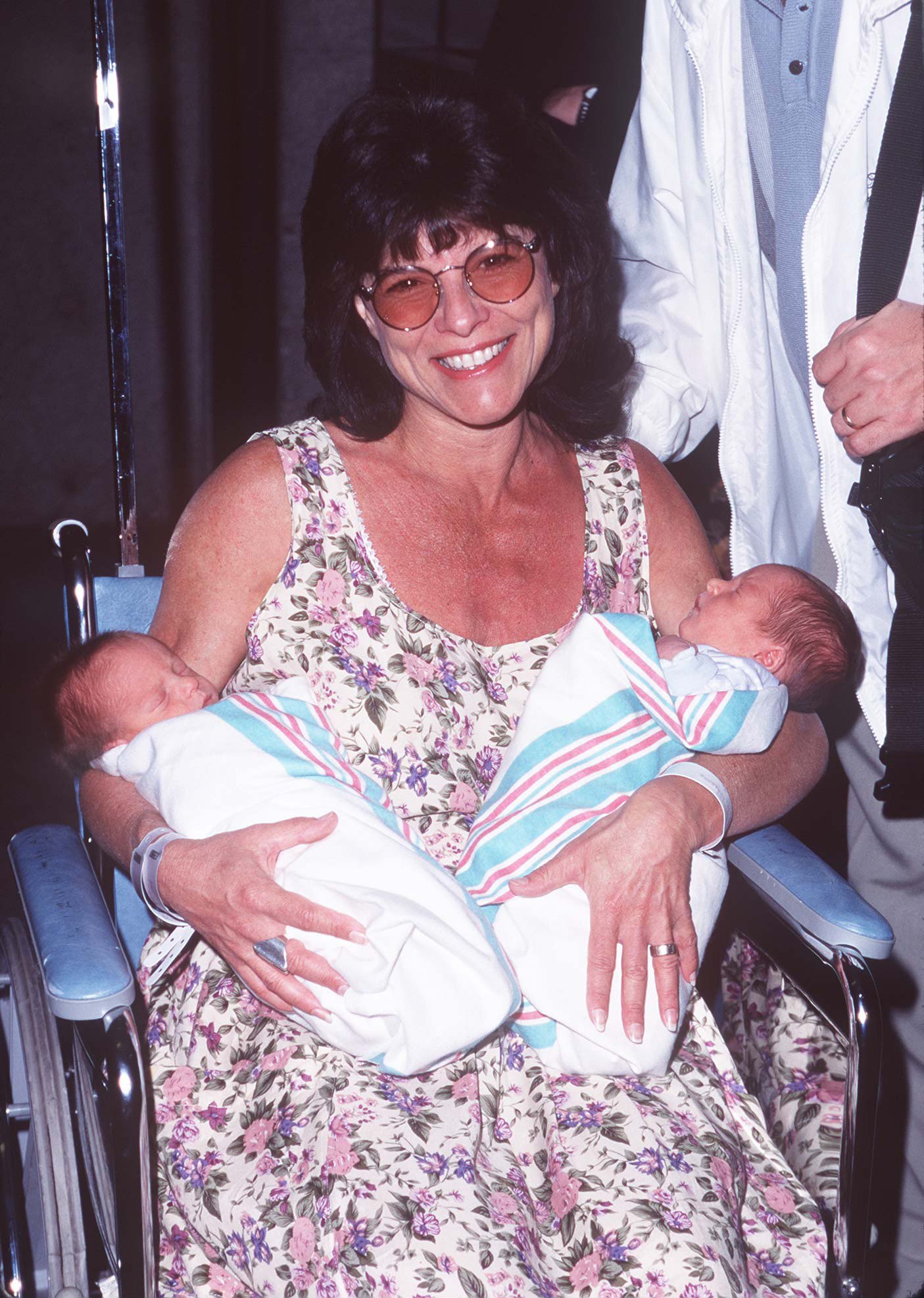 Adrienne Barbeau avec ses fils jumeaux Walker Steven et William Dalton le 17 mars 1997 | Source : Getty Images