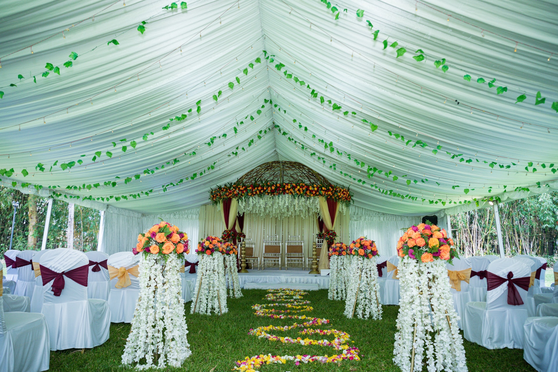 Une installation de mariage à l'intérieur d'une tente | Source : Pexels