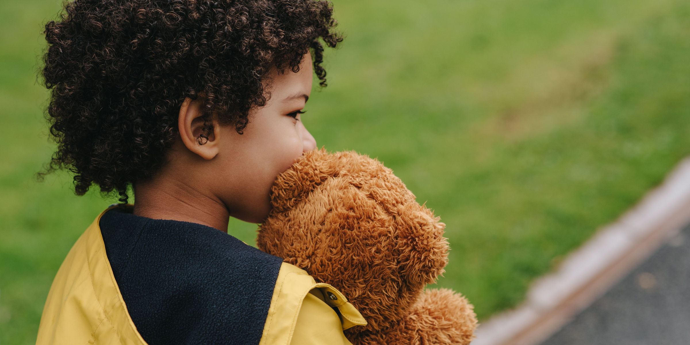 Un petit garçon tenant un ours en peluche | Source : Pexels