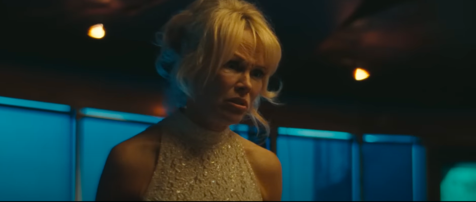 Pamela Anderson dans le rôle de Shelley. | Source : YouTube/RoadsideFlix