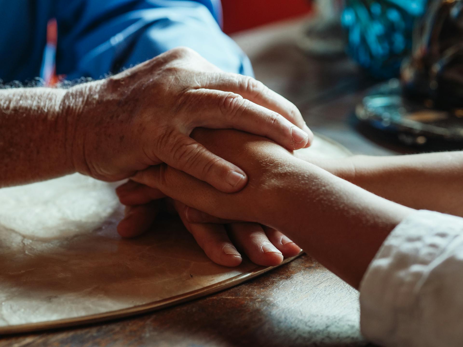 Un homme tenant les mains de sa fille | Source : Pexels