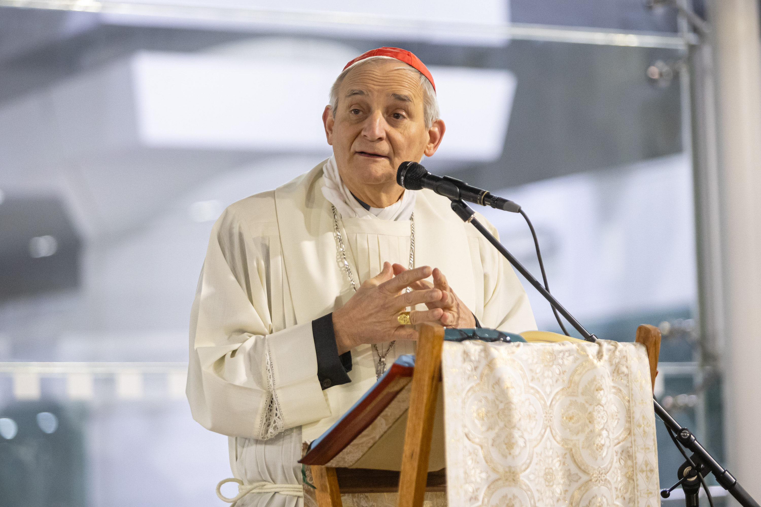 Le cardinal Matteo Maria Zuppi, archevêque de Bologne, célèbre la messe de la veille de Noël dans le hall de la gare, le 24 décembre 2024, à Bologne, en Italie. | Source : Getty Images
