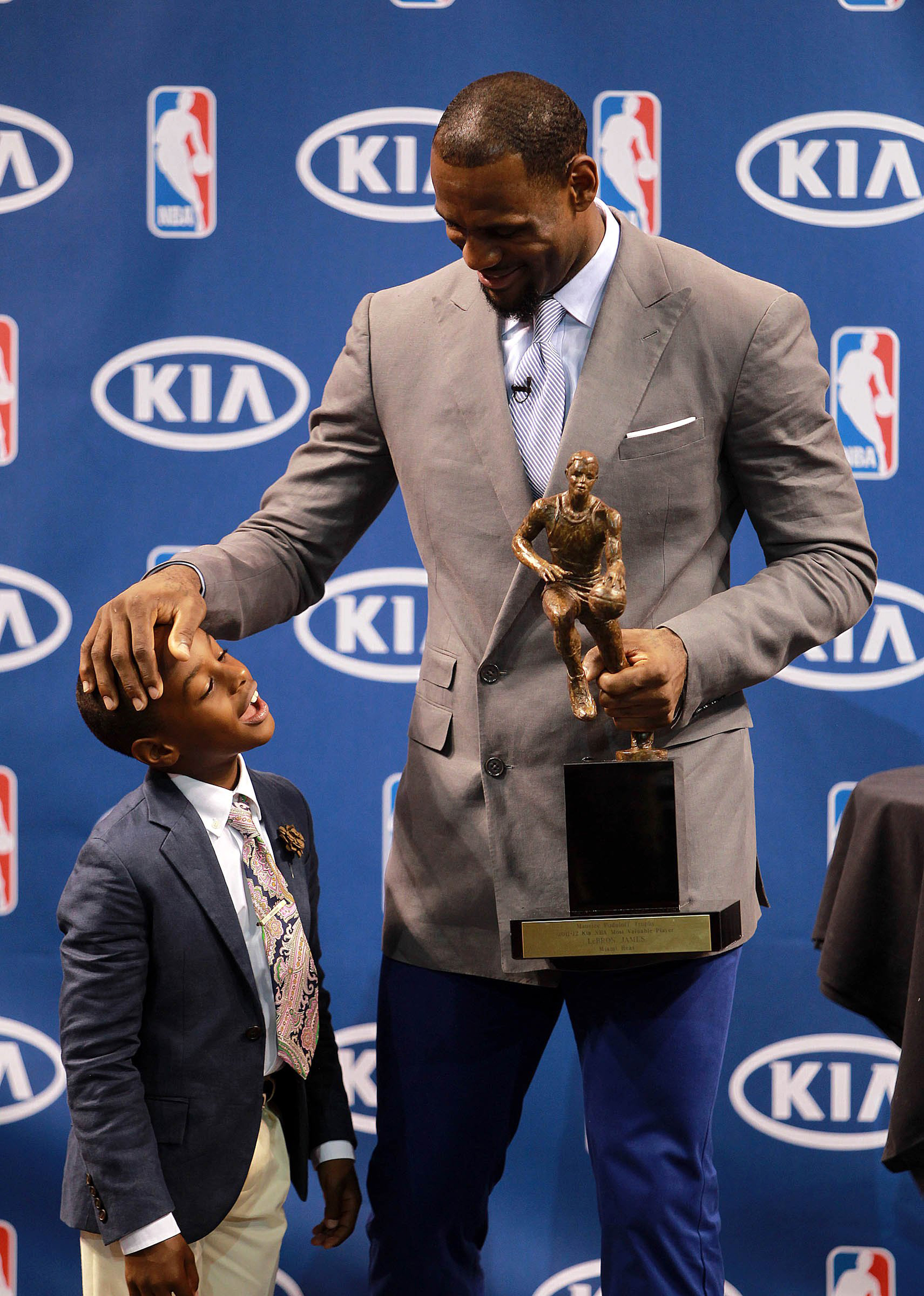 Bronny, et LeBron James lors de la conférence de presse où LeBron James a reçu son prix NBA MVP 2012 à Miami, 2012 | Source : Getty Images
