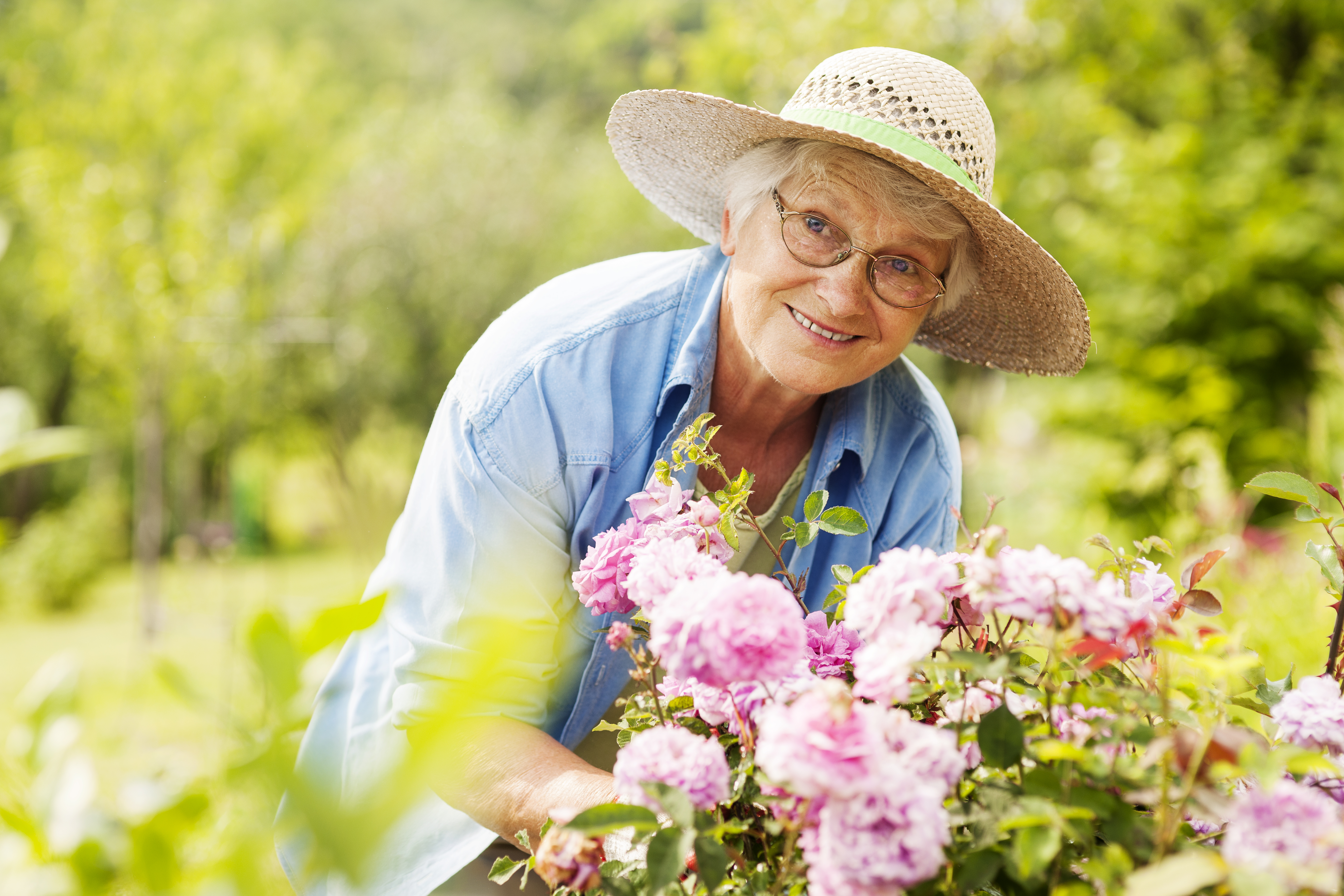 Une femme âgée avec des fleurs dans un jardin | Source : Getty Images