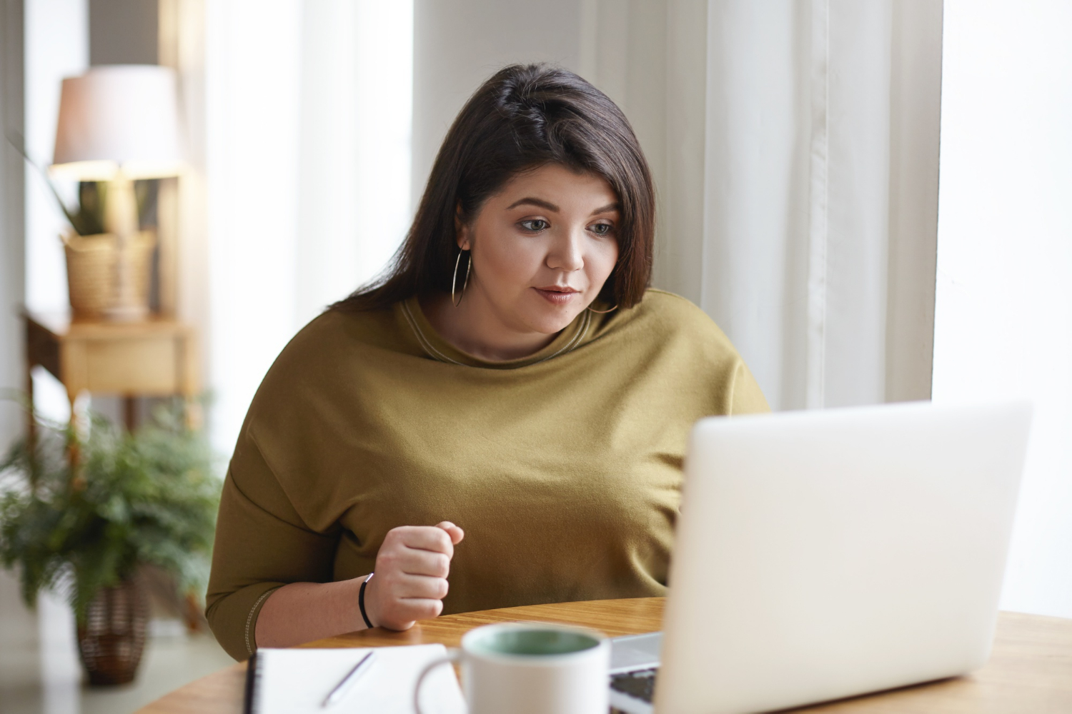 Une femme ravie qui regarde son ordinateur portable | Source : Freepik