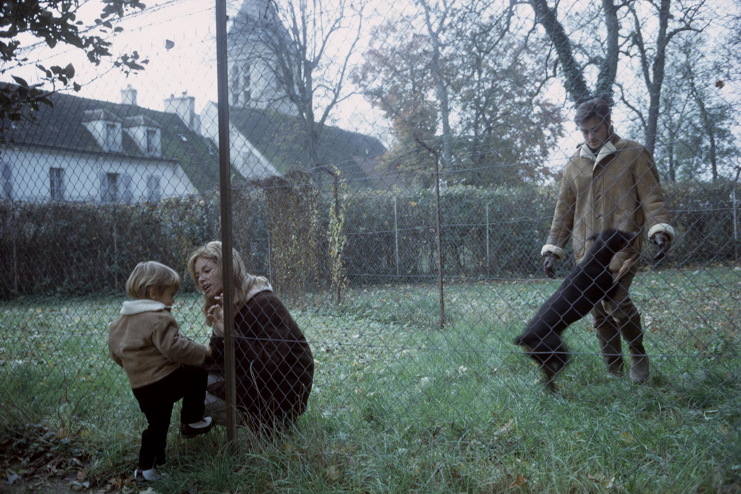 Nathalie, Anthony et Alain Delon chez eux en France en 1966 | Source : Getty Images